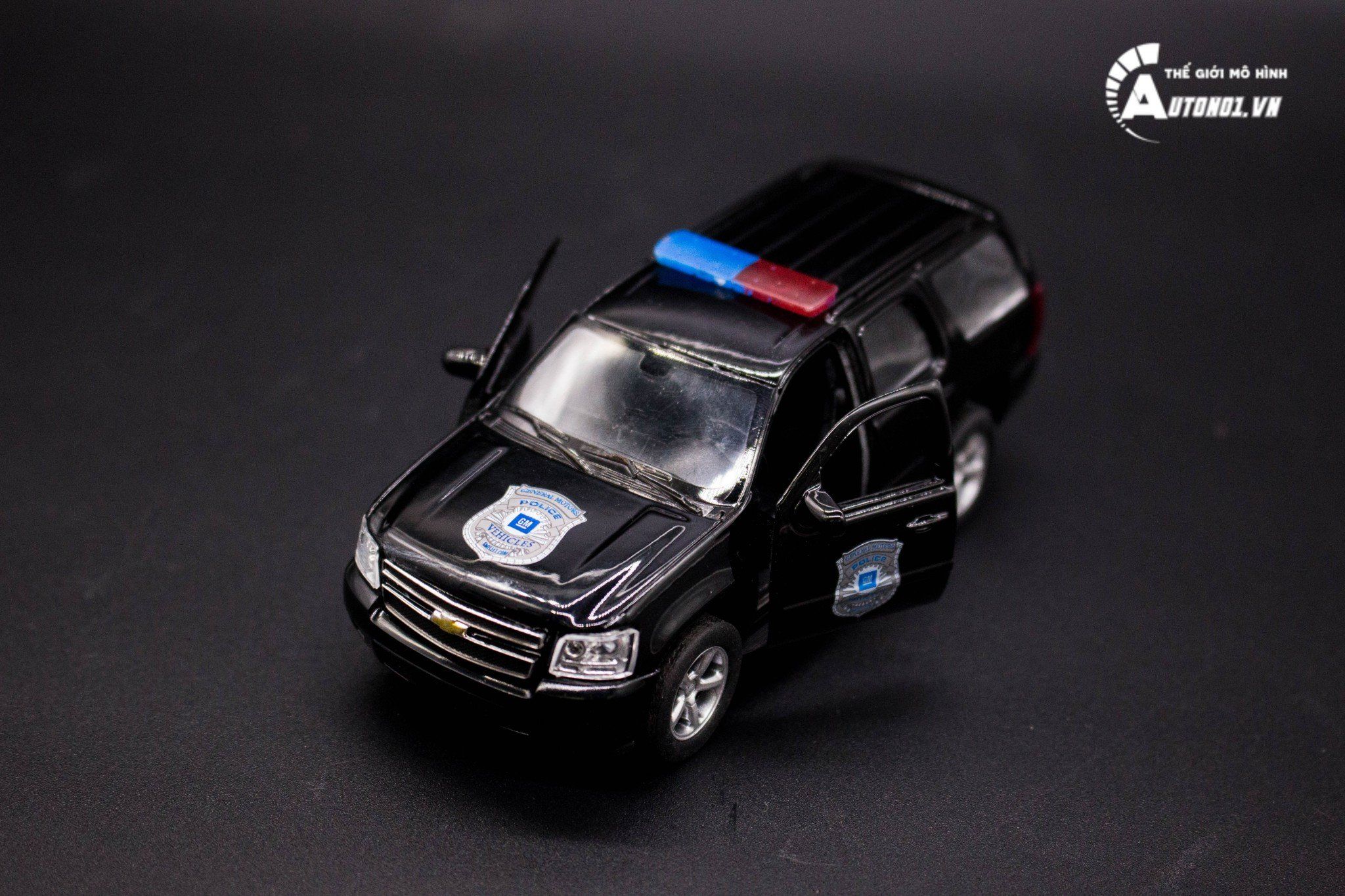 Mô hình xe Chevy Chevrolet Tahoe Police 2008 1:36 Welly OT012