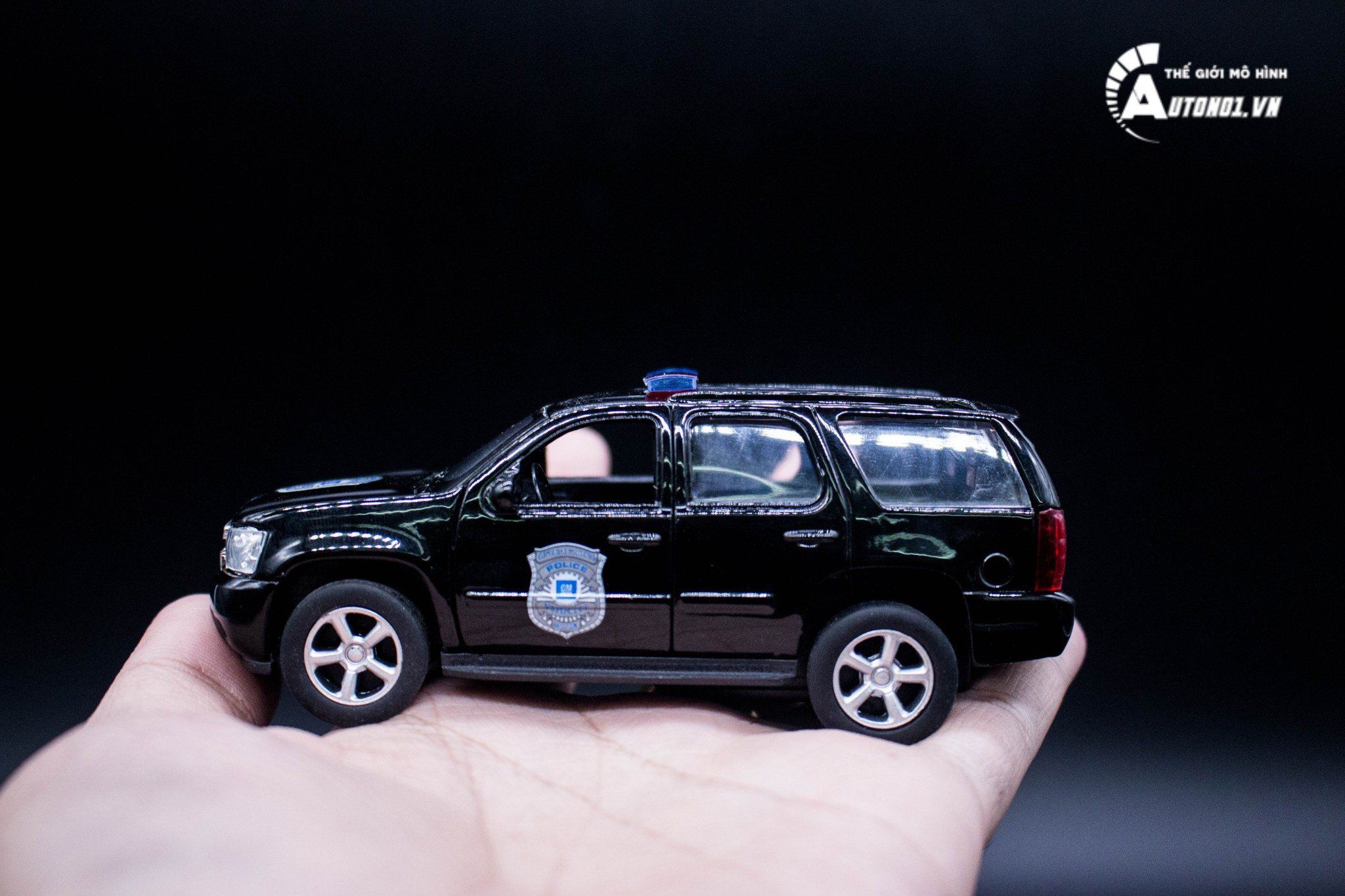Mô hình xe Chevy Chevrolet Tahoe Police 2008 1:36 Welly OT012