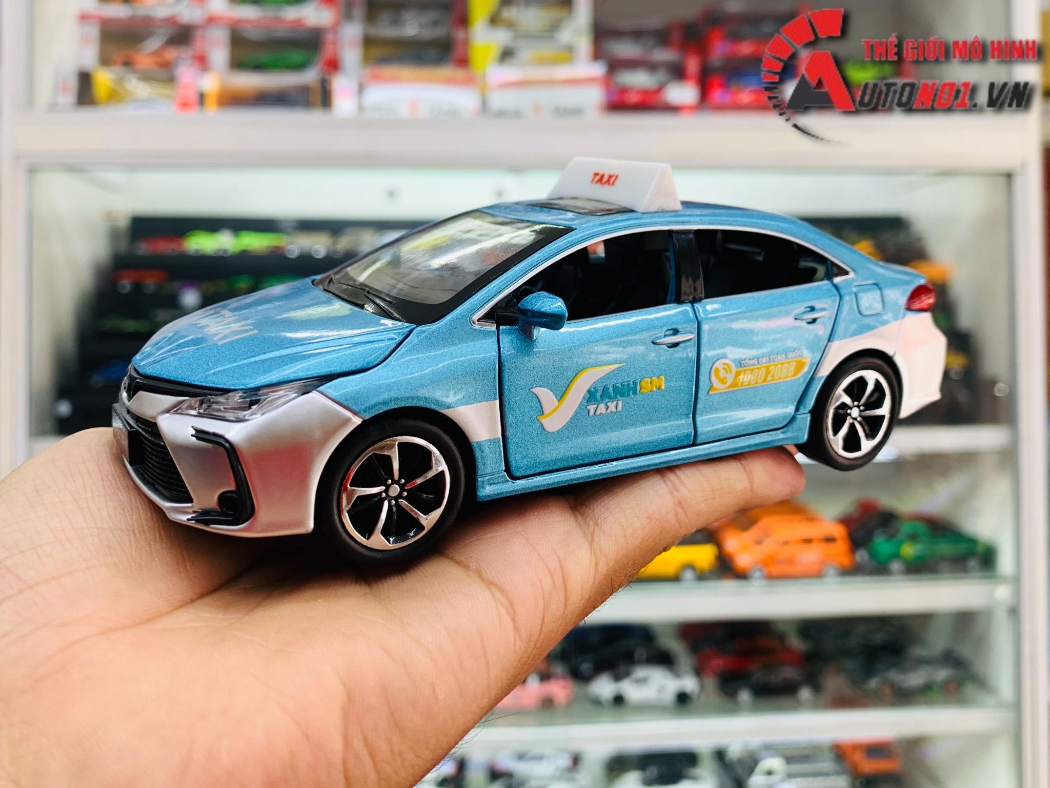 Mô hình xe độ dịch vụ taxi Toyota Corolla sedan tem Vin xanh SM full open có âm thanh-đèn tỉ lệ 1:32 Autono1 Chezhi
