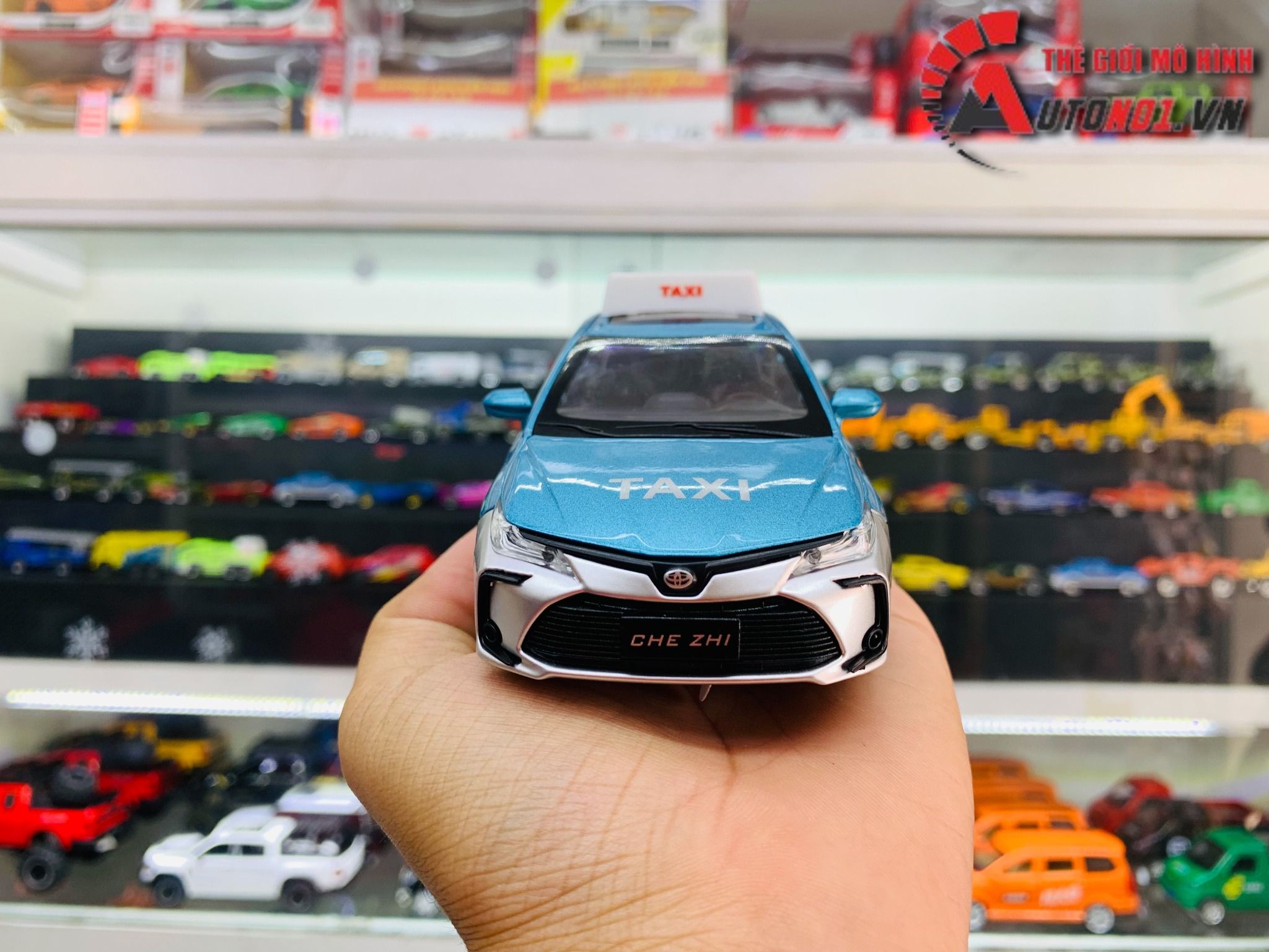 Mô hình xe độ dịch vụ taxi Toyota Corolla sedan tem Vin xanh SM full open có âm thanh-đèn tỉ lệ 1:32 Autono1 Chezhi