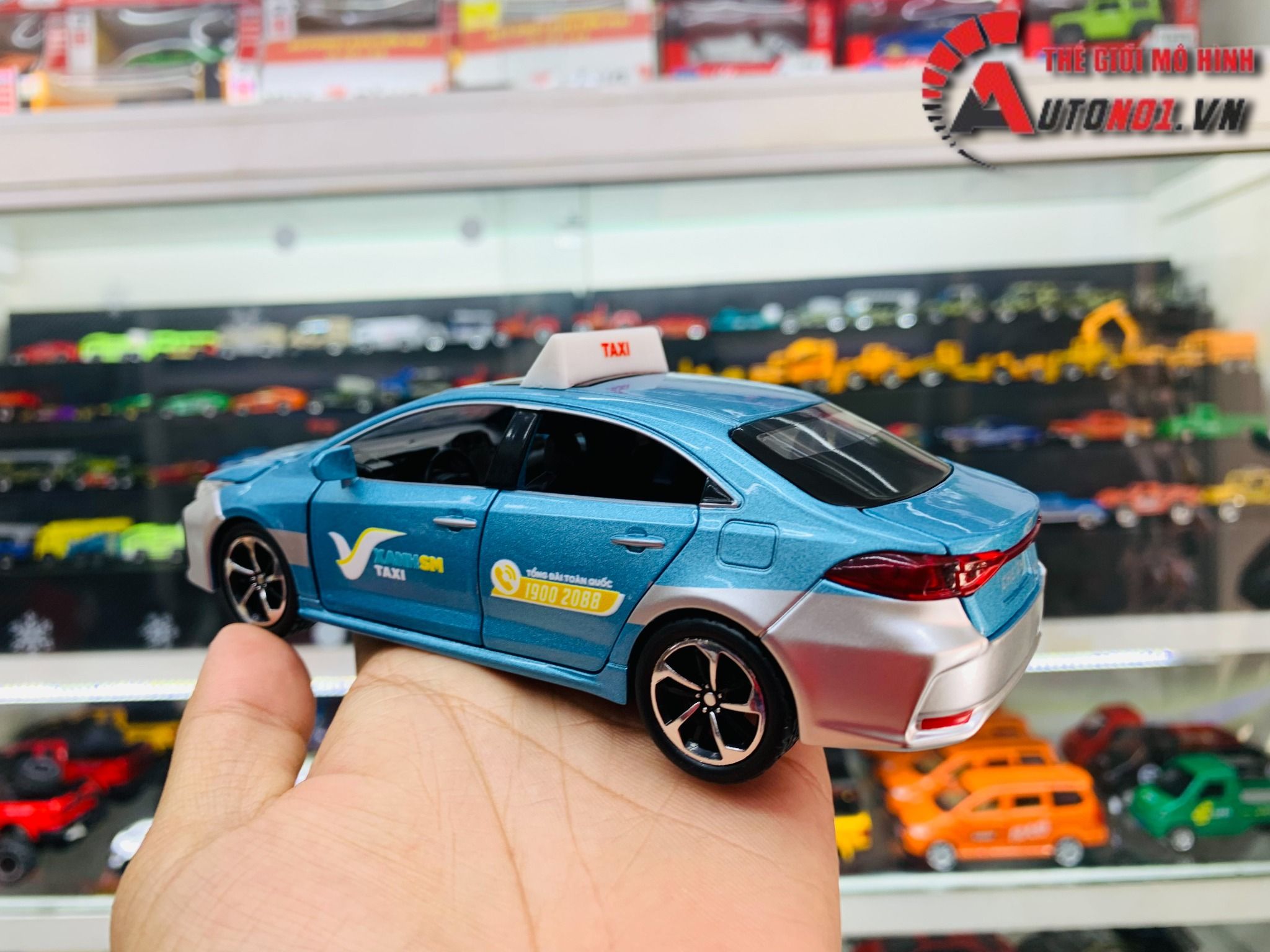 Mô hình xe độ dịch vụ taxi Toyota Corolla sedan tem Vin xanh SM full open có âm thanh-đèn tỉ lệ 1:32 Autono1 Chezhi