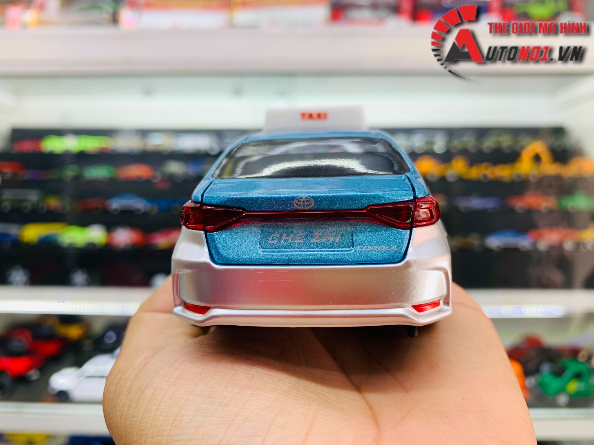 Mô hình xe độ dịch vụ taxi Toyota Corolla sedan tem Vin xanh SM full open có âm thanh-đèn tỉ lệ 1:32 Autono1 Chezhi