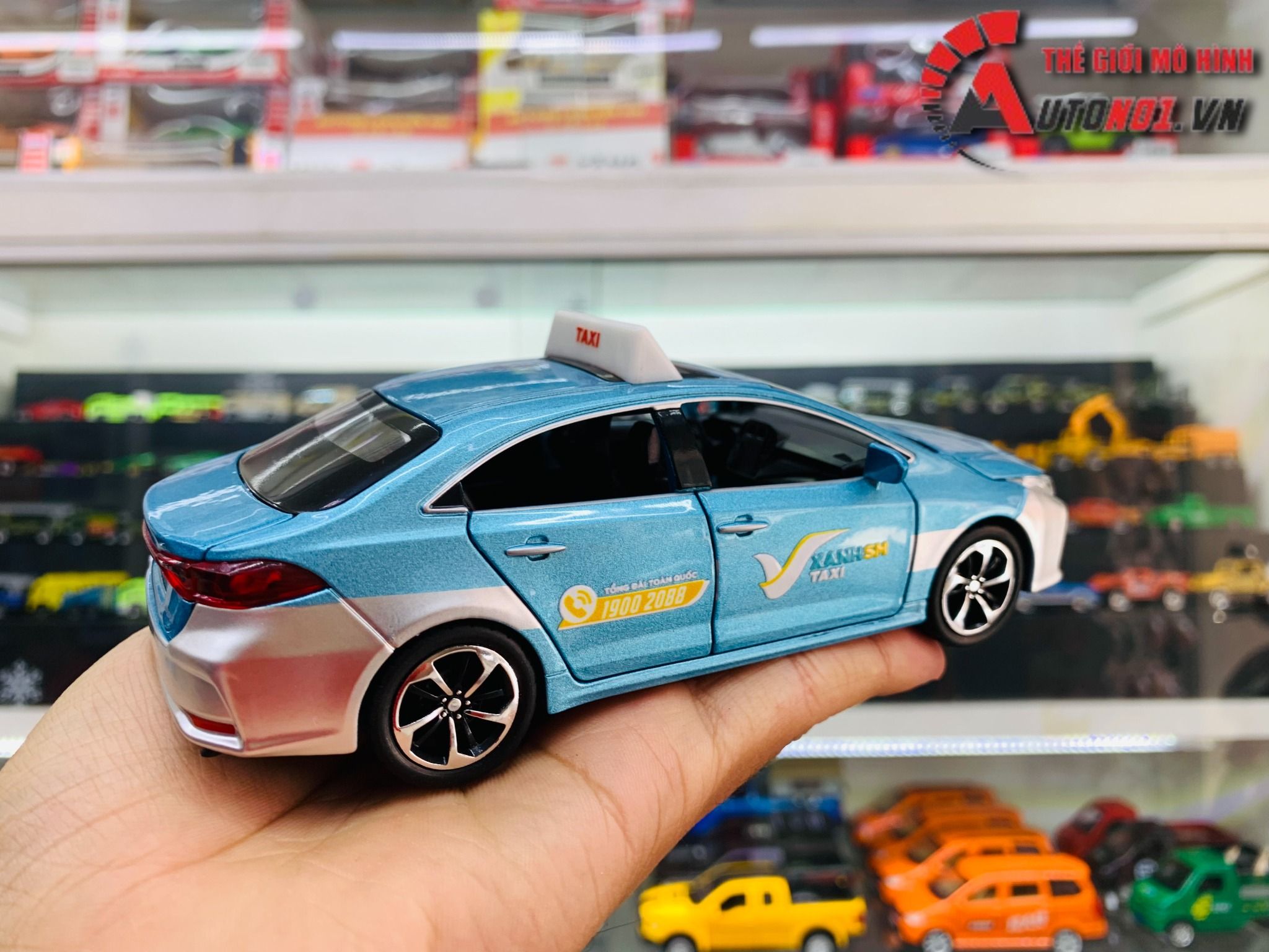 Mô hình xe độ dịch vụ taxi Toyota Corolla sedan tem Vin xanh SM full open có âm thanh-đèn tỉ lệ 1:32 Autono1 Chezhi