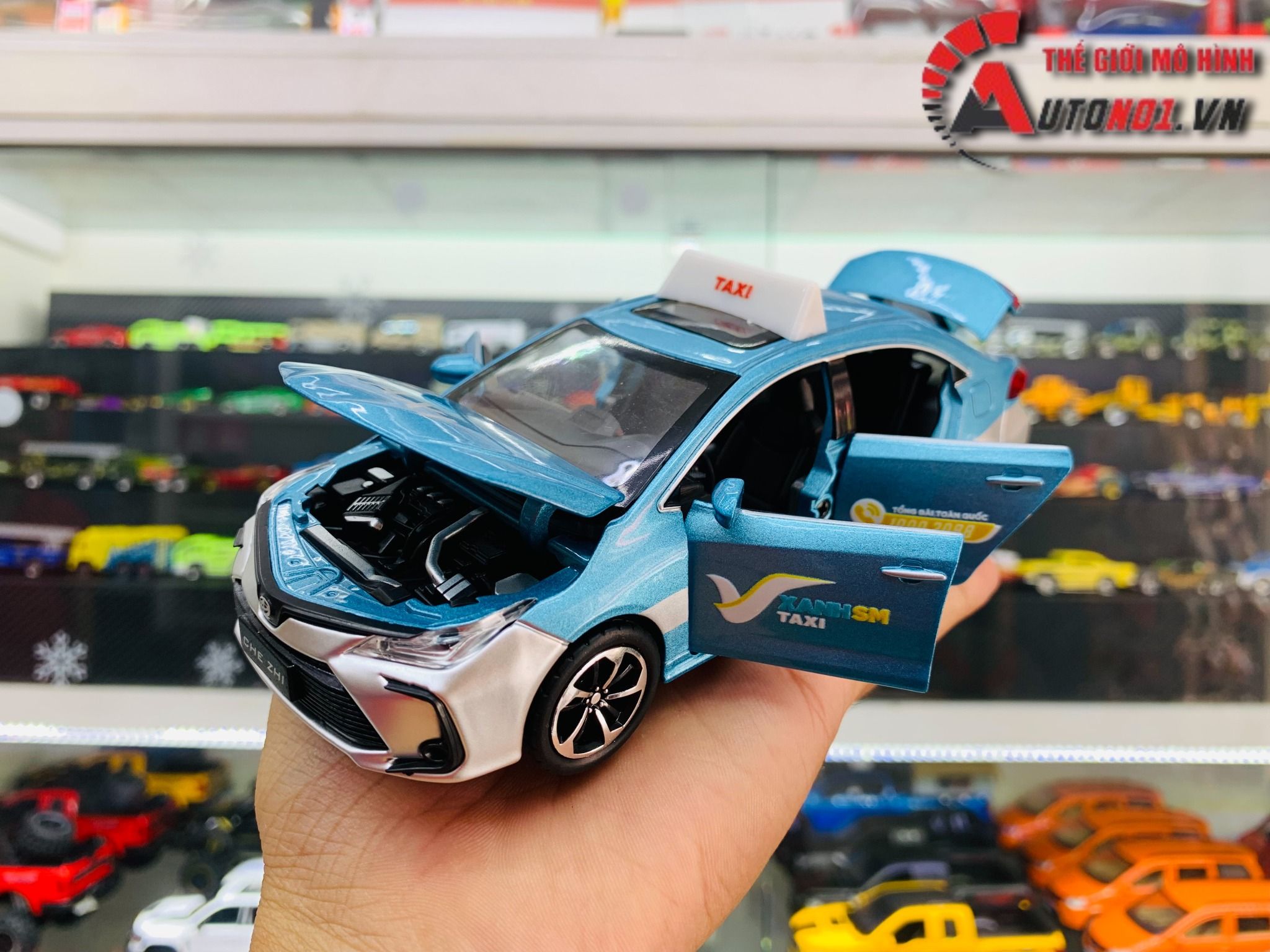 Mô hình xe độ dịch vụ taxi Toyota Corolla sedan tem Vin xanh SM full open có âm thanh-đèn tỉ lệ 1:32 Autono1 Chezhi