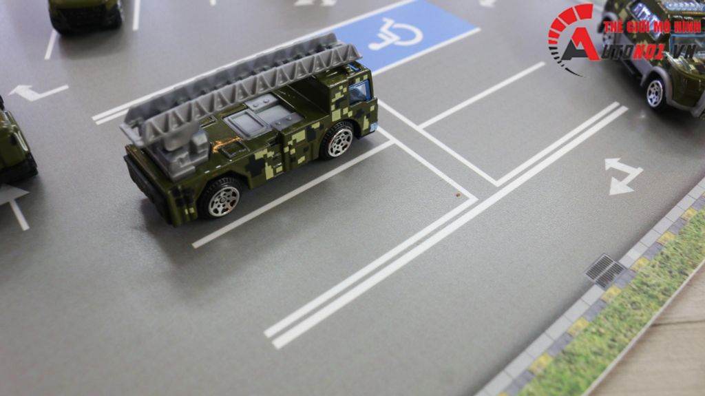 DIORAMA MẶT ĐƯỜNG - PARKING KÍCH THƯỚC 30X30 CM CHO Ô TÔ TỈ LỆ 1:64 AUTONO1 DR012A