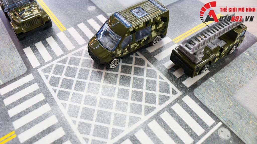 DIORAMA MẶT ĐƯỜNG - PARKING KÍCH THƯỚC 30X30 CM CHO Ô TÔ TỈ LỆ 1:64 AUTONO1 DR012A