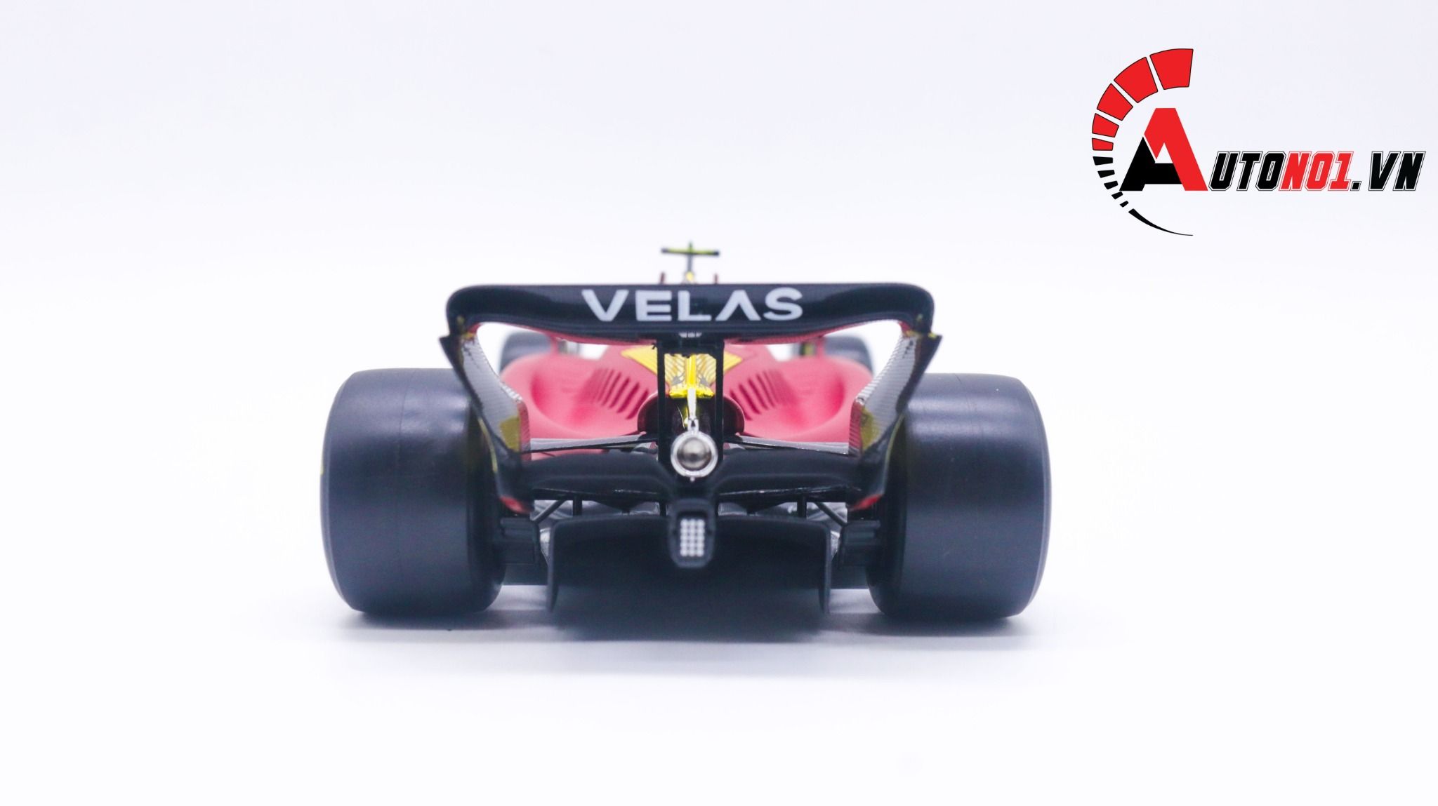 Mô hình xe đua F1-75th Anniversary Version Ferrari 2022 hộp mica có figure tỉ lệ 1:24 Bburago OT178