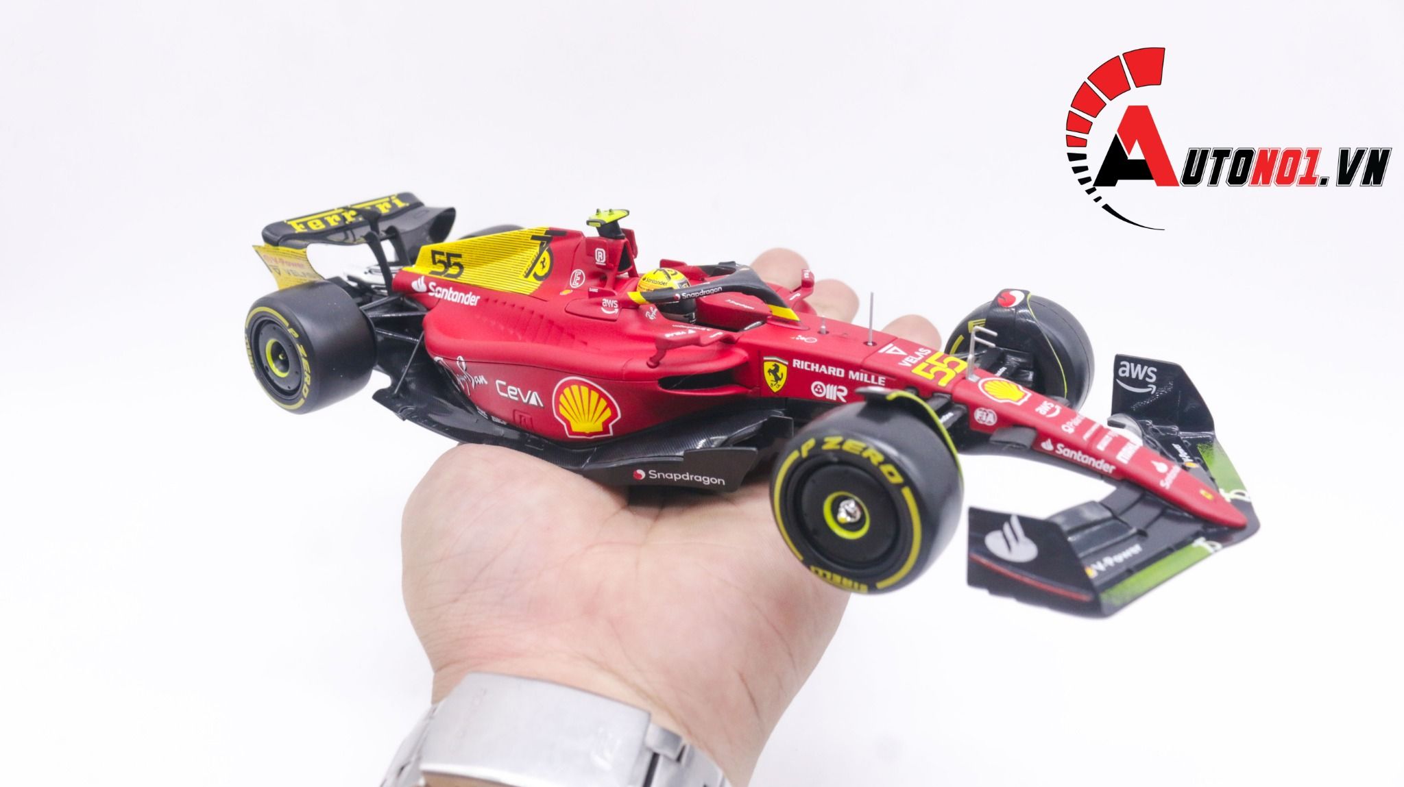 Mô hình xe đua F1-75th Anniversary Version Ferrari 2022 hộp mica có figure tỉ lệ 1:24 Bburago OT178