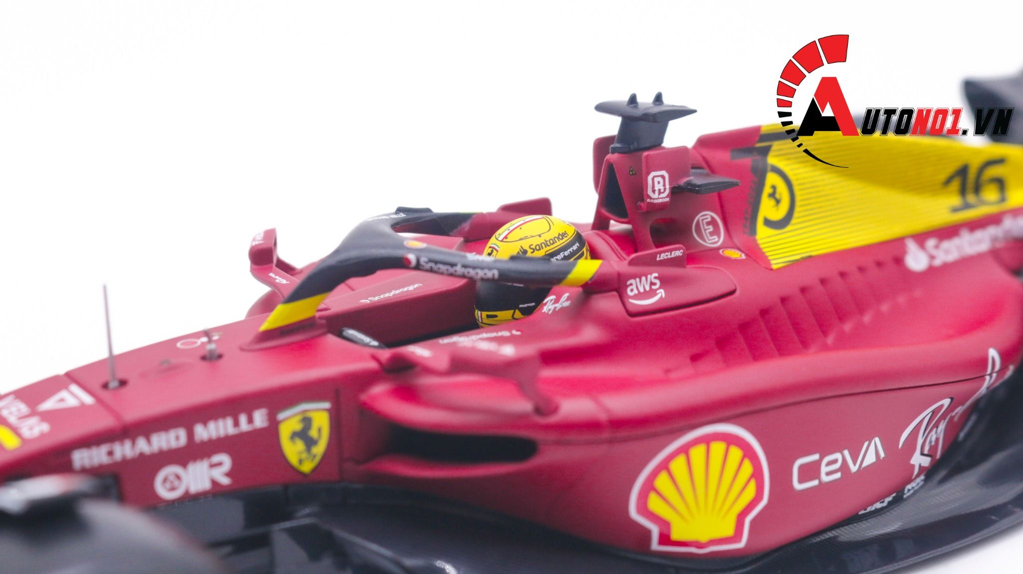 Mô hình xe đua F1-75th Anniversary Version Ferrari 2022 hộp mica có figure tỉ lệ 1:24 Bburago OT178