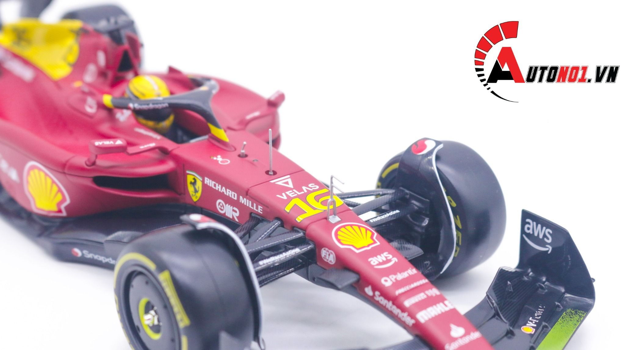 Mô hình xe đua F1-75th Anniversary Version Ferrari 2022 hộp mica có figure tỉ lệ 1:24 Bburago OT178