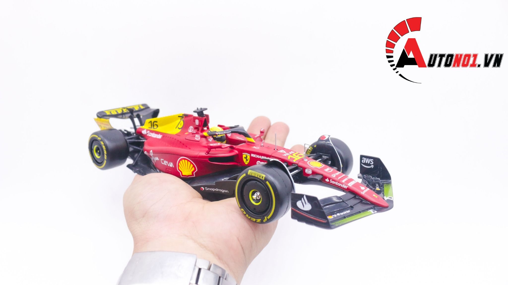 Mô hình xe đua F1-75th Anniversary Version Ferrari 2022 hộp mica có figure tỉ lệ 1:24 Bburago OT178