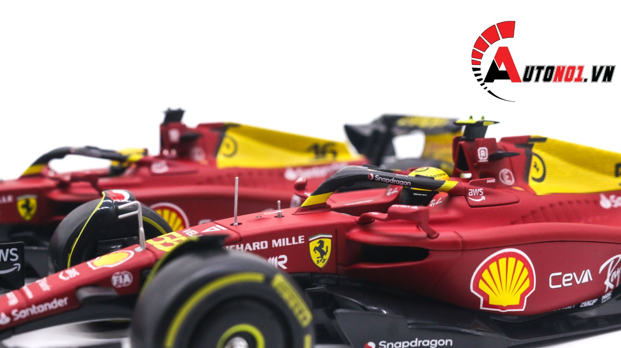 Mô hình xe đua F1-75th Anniversary Version Ferrari 2022 hộp mica có figure tỉ lệ 1:24 Bburago OT178