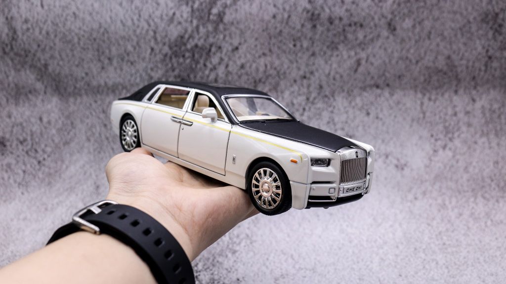 Mô hình xe Rolls Royce Phantom trần xe bầu trời sao tỉ lệ 1:24 Chezhi 7320