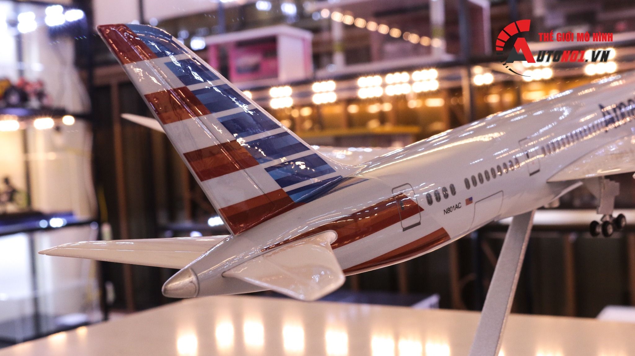Mô hình máy bay American Boeing B787 47cm 1:130 có đèn led tự động theo tiếng vỗ tay hoặc chạm MB47008