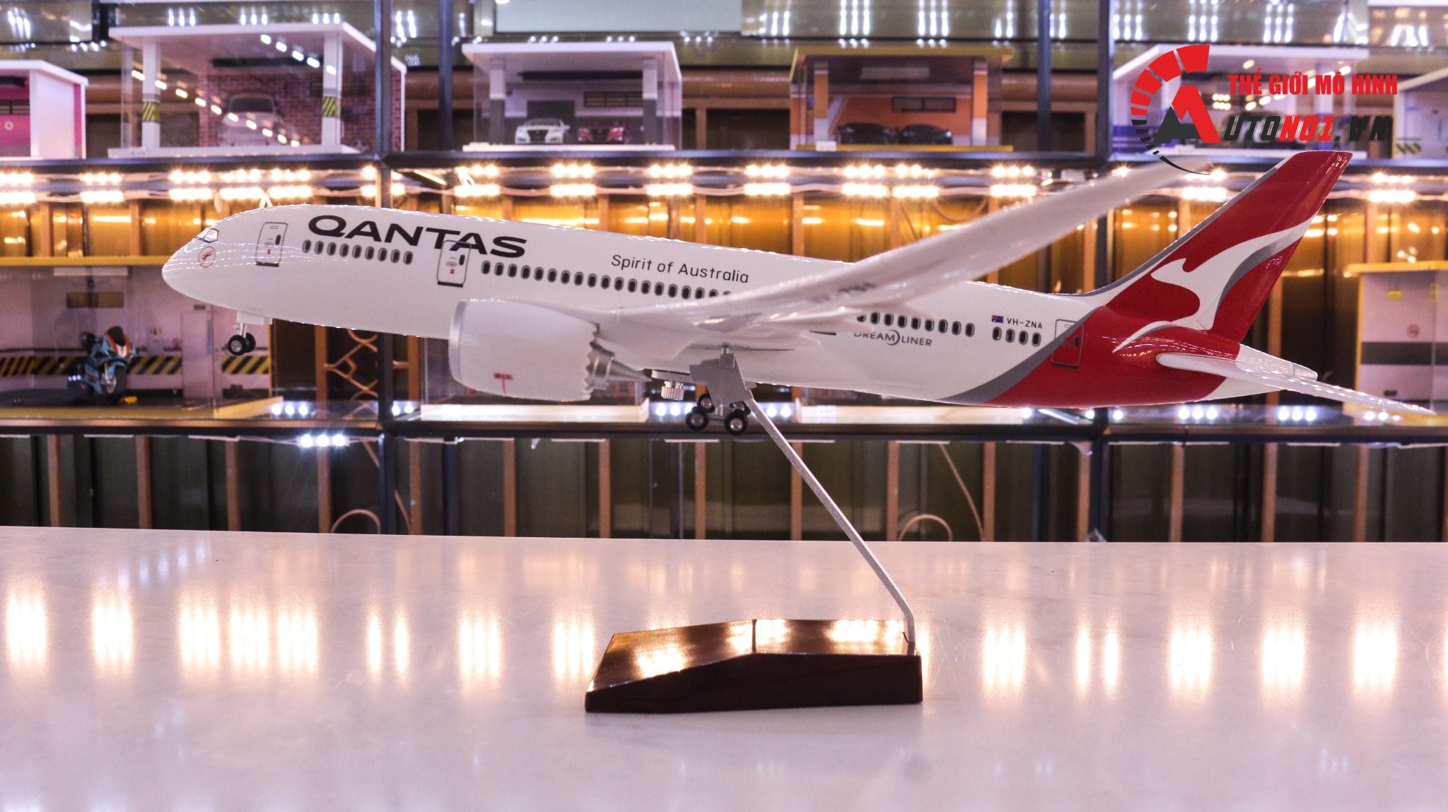 Mô hình máy bay Australia Qantas Boeing B787 47cm 1:130 có đèn led tự động theo tiếng vỗ tay hoặc chạm MB47007