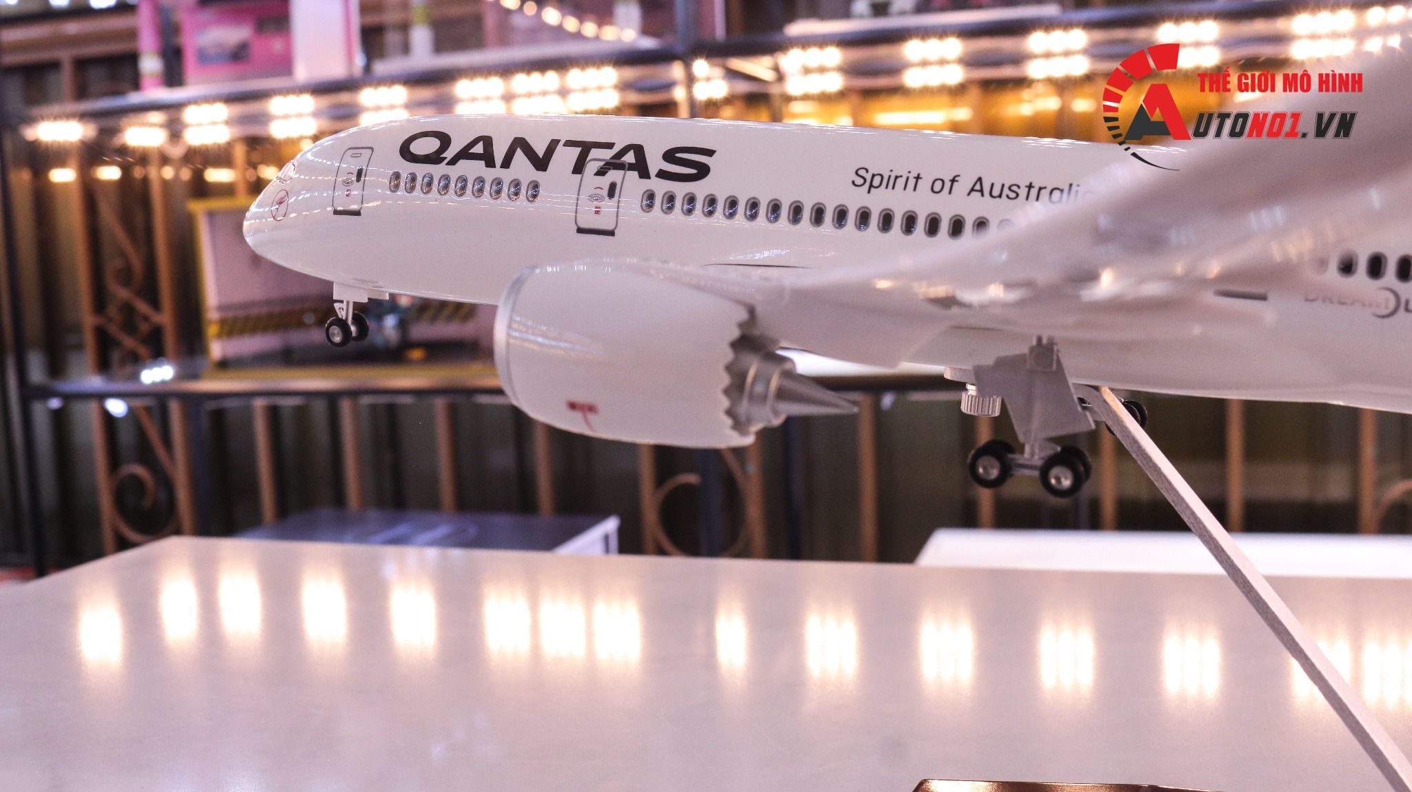 Mô hình máy bay Australia Qantas Boeing B787 47cm 1:130 có đèn led tự động theo tiếng vỗ tay hoặc chạm MB47007