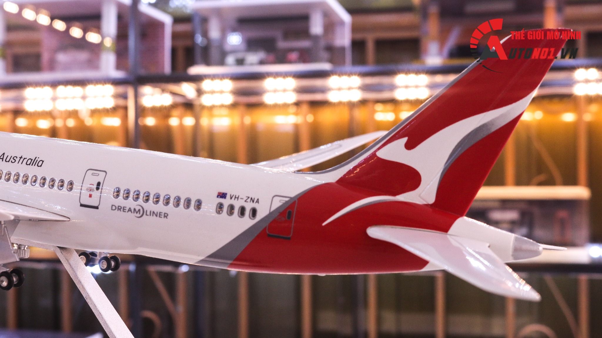 Mô hình máy bay Australia Qantas Boeing B787 47cm 1:130 có đèn led tự động theo tiếng vỗ tay hoặc chạm MB47007