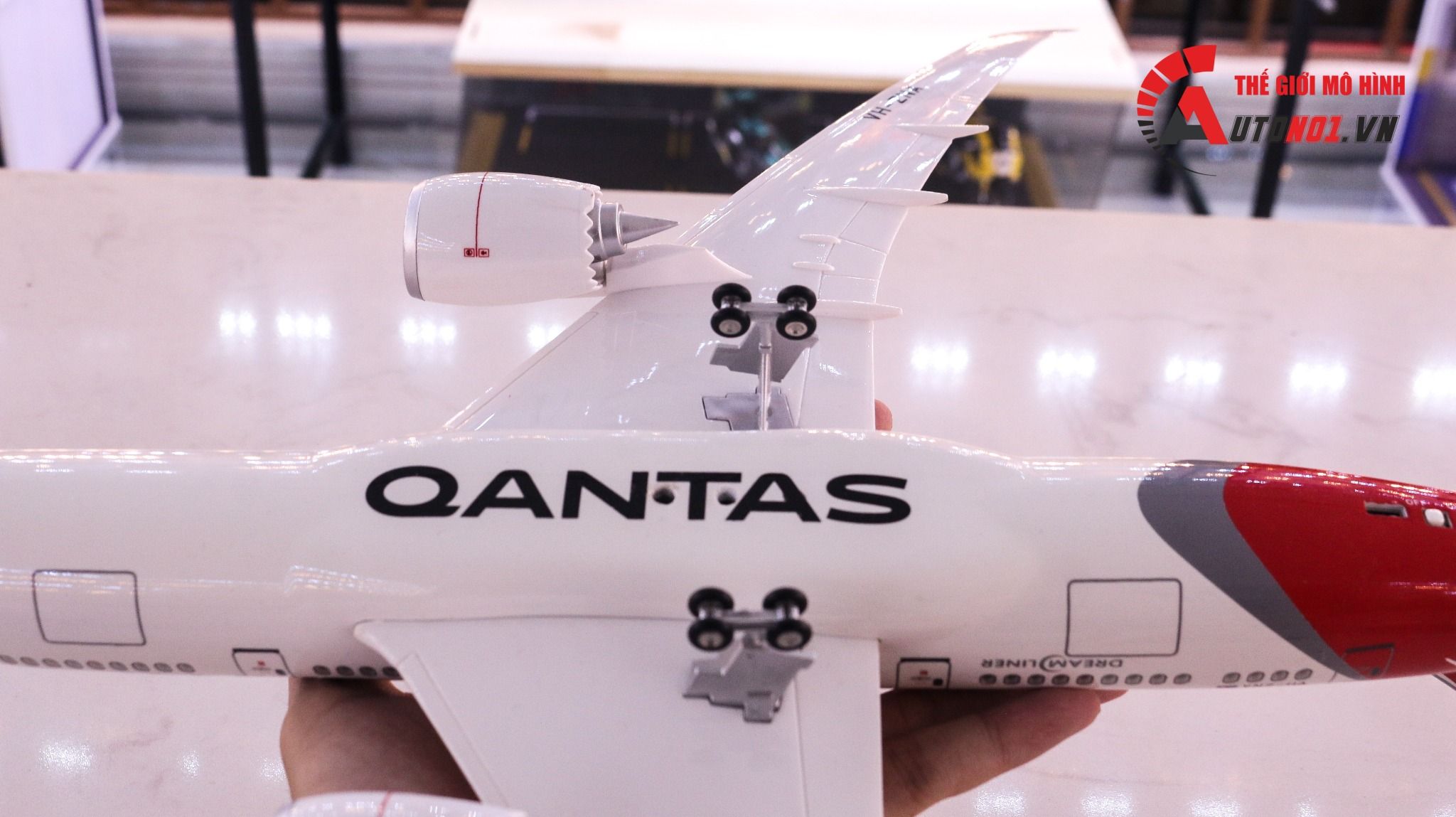 Mô hình máy bay Australia Qantas Boeing B787 47cm 1:130 có đèn led tự động theo tiếng vỗ tay hoặc chạm MB47007