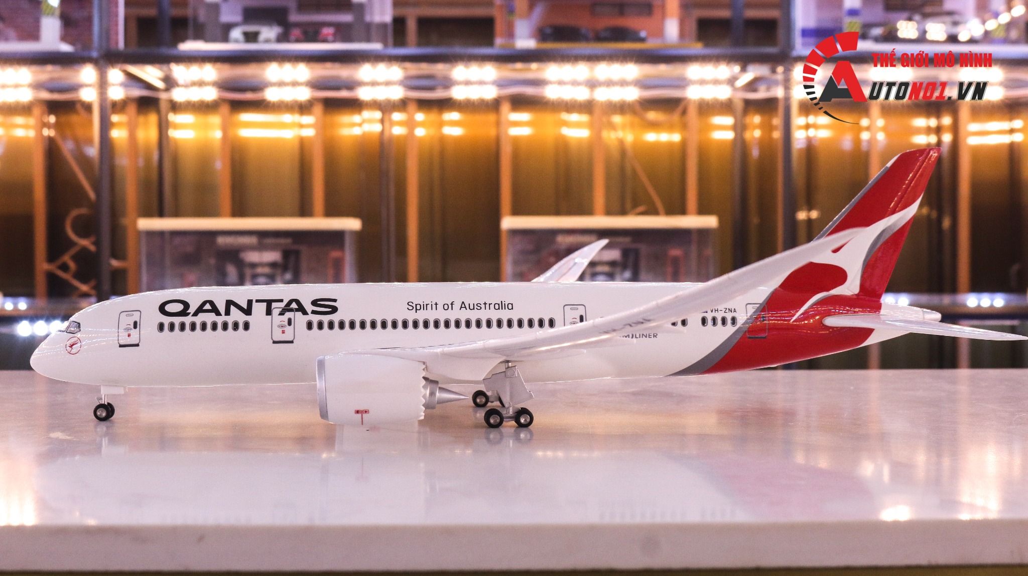 Mô hình máy bay Australia Qantas Boeing B787 47cm 1:130 có đèn led tự động theo tiếng vỗ tay hoặc chạm MB47007
