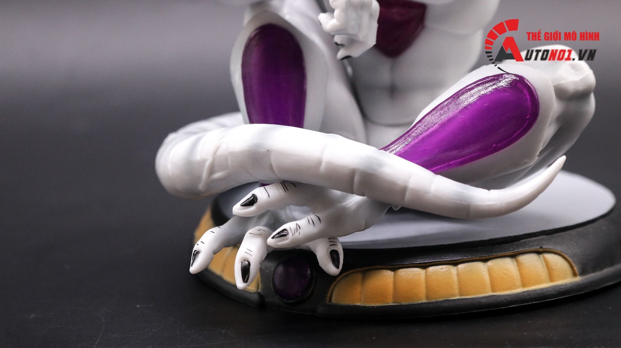 Mô hình Dragonball Frieza ngồi 15cm FG159