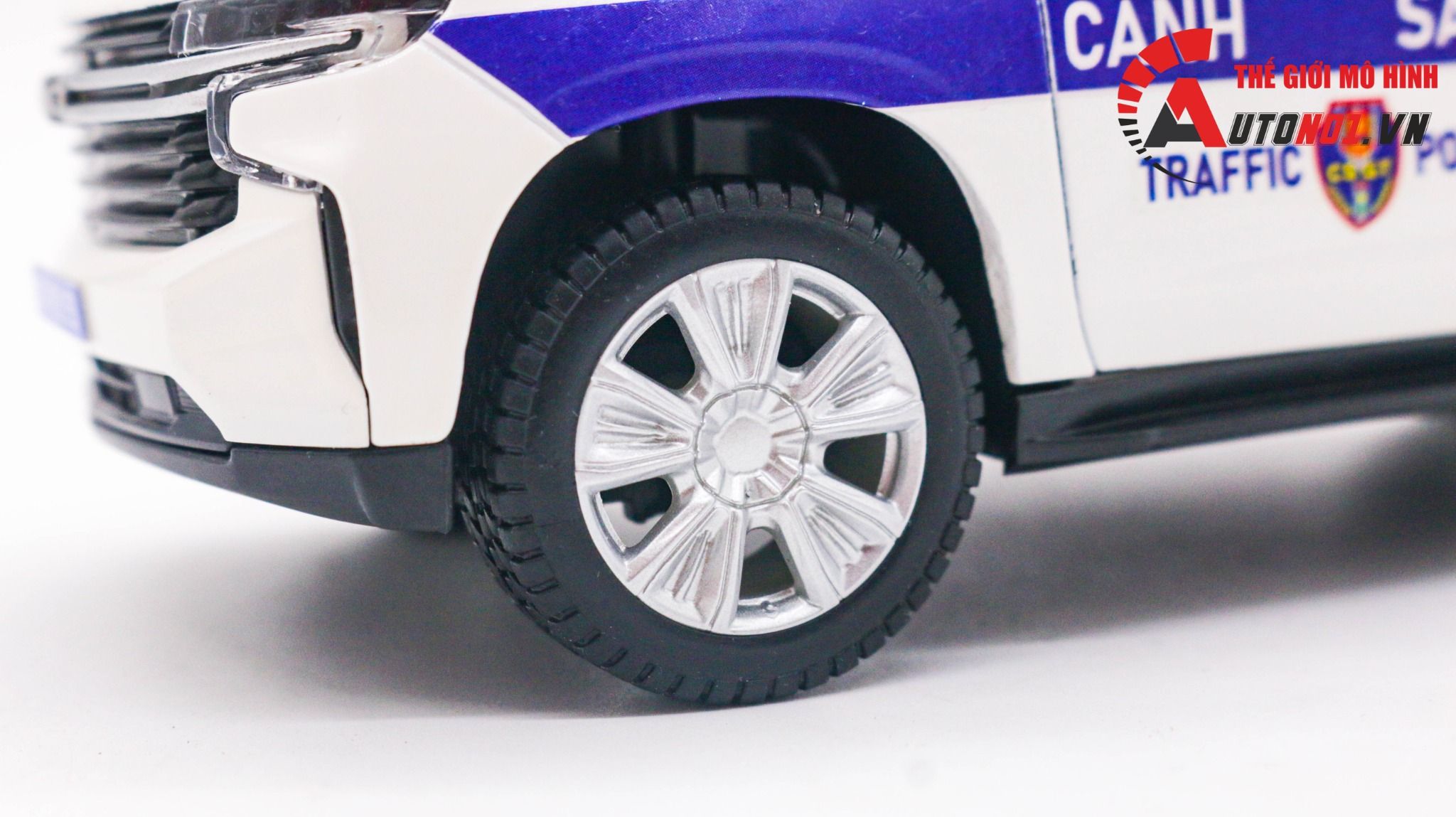 Mô hình xe ô tô độ CSGT Chevrolet Tahoe 2021 mở 2 cửa tỉ lệ 1:24 Maisto OT244