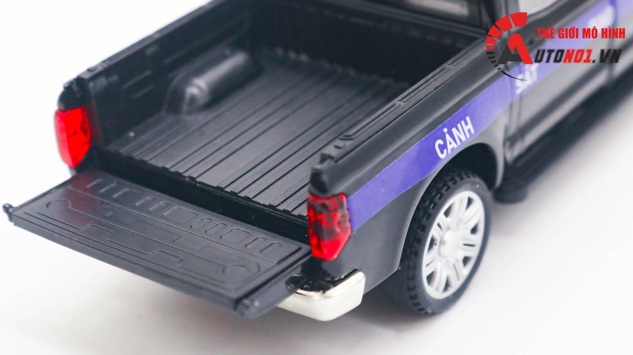 Mô hình xe ô tô độ CSGT Toyota Tundra black tỉ lệ 1:32 henteng Autono1 OT245
