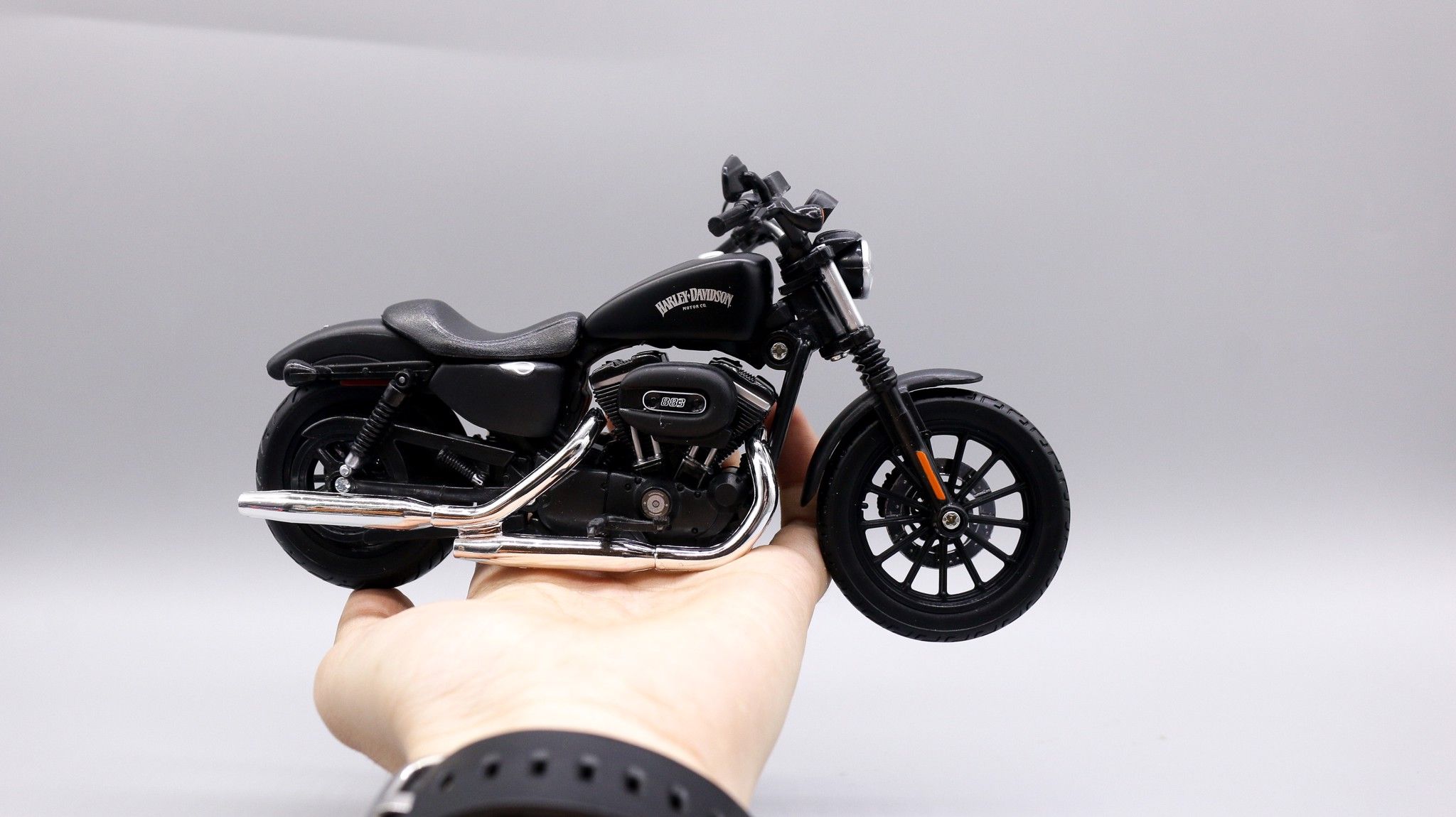 Mô hình xe Harley Davidson 13 sportster iron 883 1:12 Maisto 32326 MT12011
