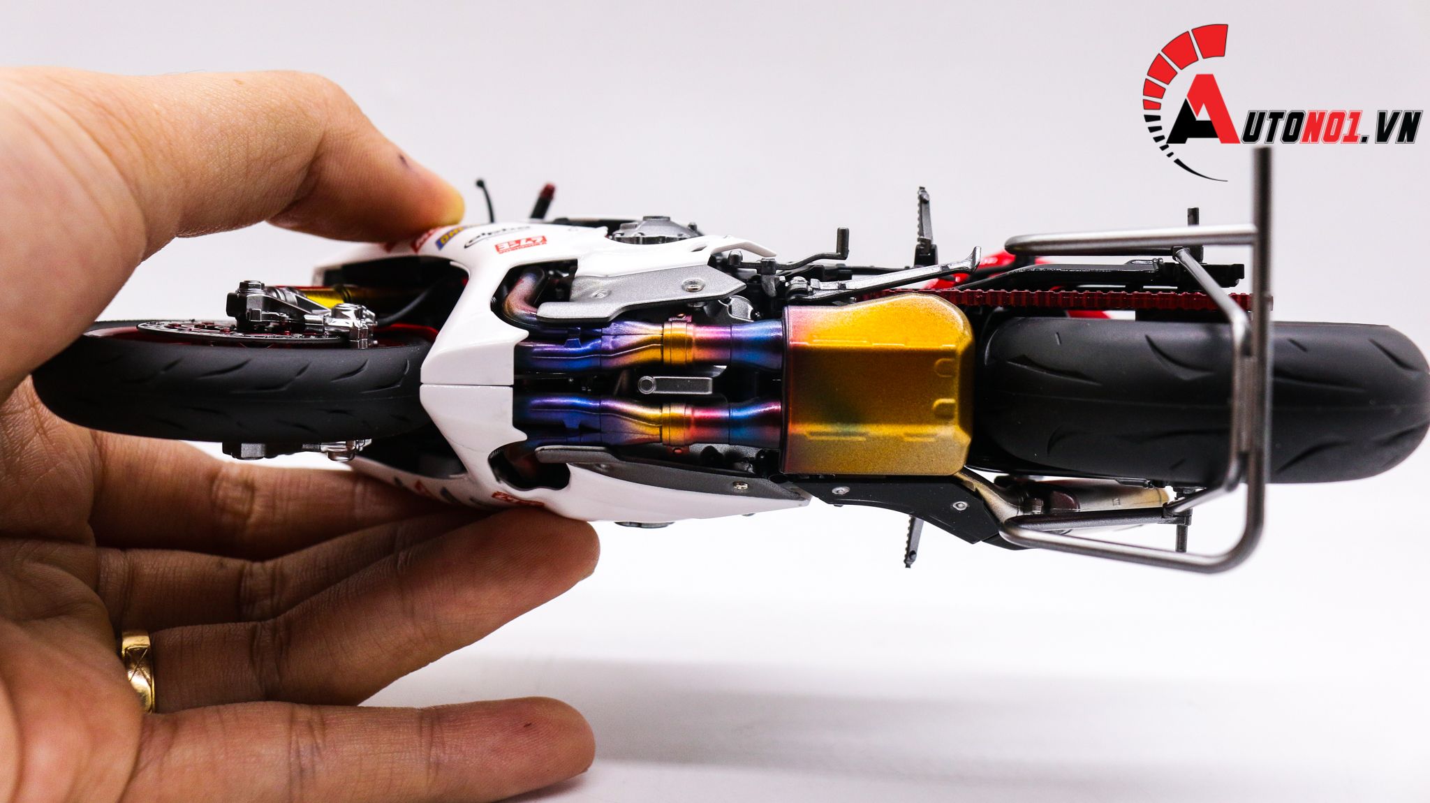 Mô hình xe Yamaha Yzf R1 Red White 1:12 Tamiya D080