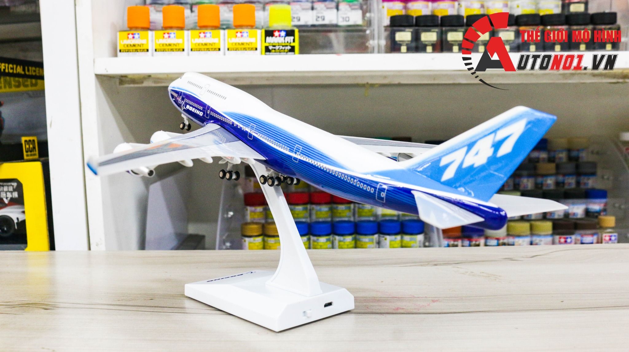 Mô hình máy bay Usa Intercontinental Livery Boeing B747-8 có đèn và âm thanh cảm ứng kích thước 30cm MB30001