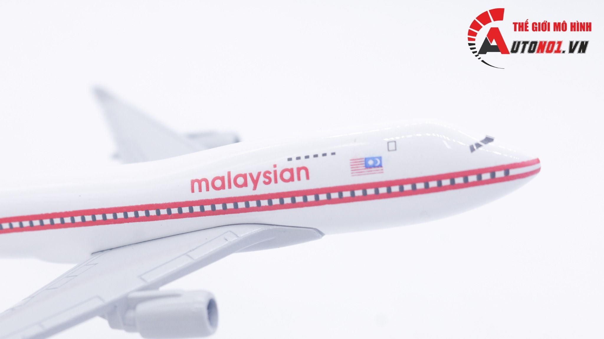 Mô hình máy bay Malaysian Airline Boeing B747-400 16cm MB16012