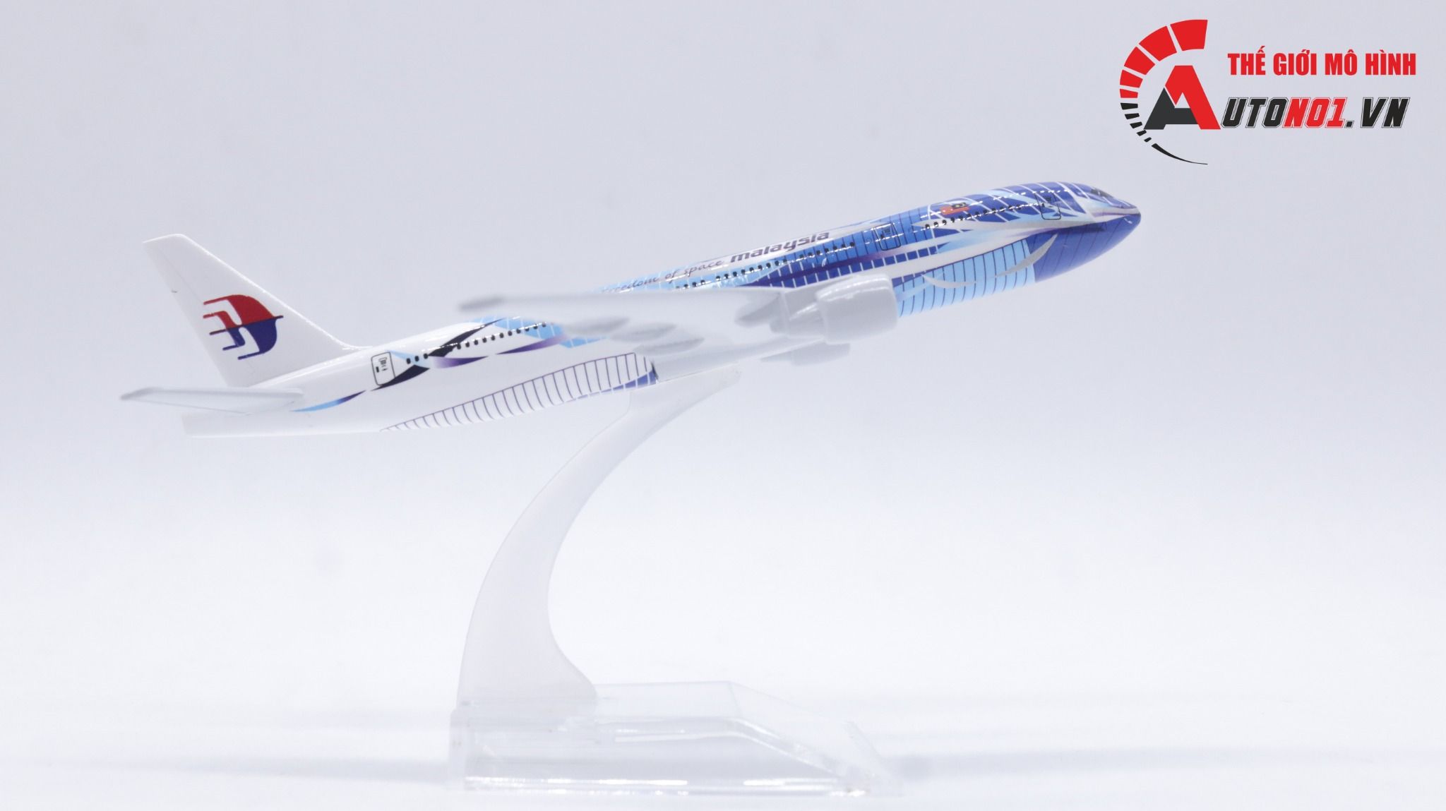 Mô hình máy bay Malaysia Heliconia Boeing B777-2H6 16cm MB16065