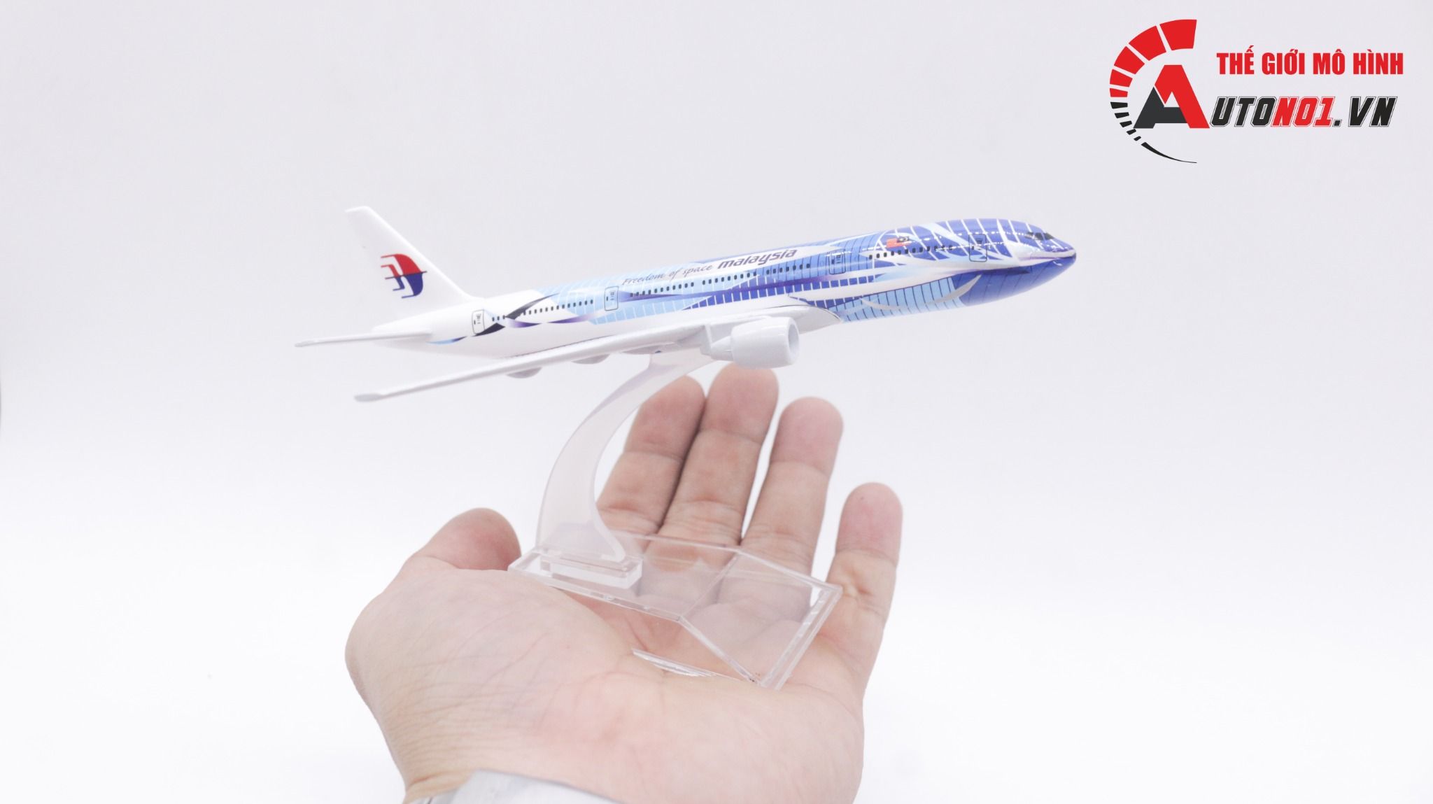 Mô hình máy bay Malaysia Heliconia Boeing B777-2H6 16cm MB16065