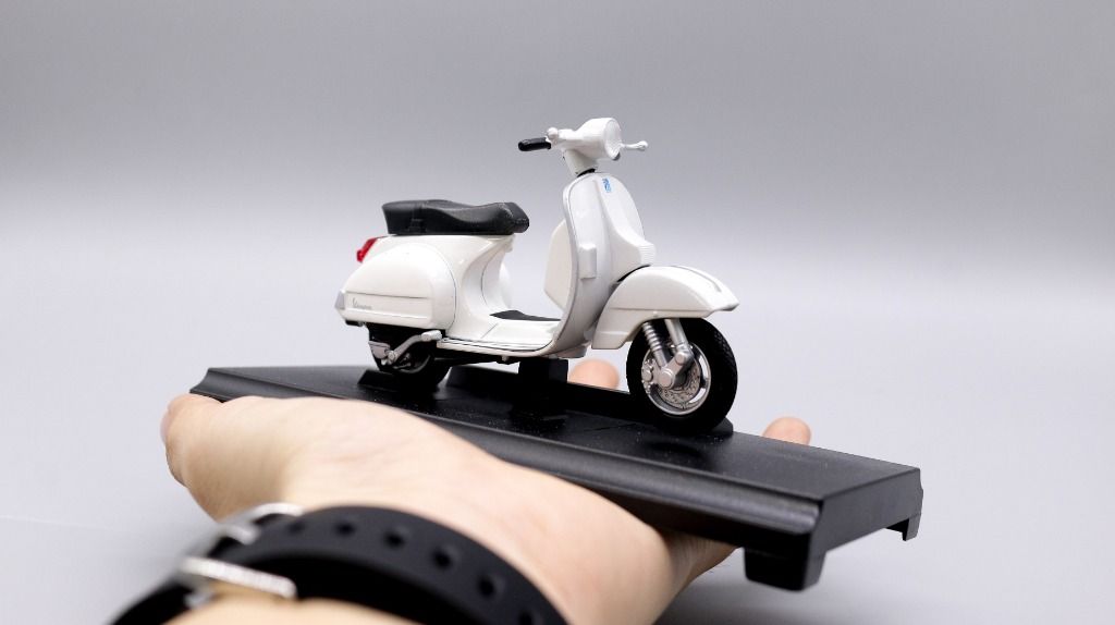 Mô hình xe Vespa px 2016 white 1:18 Welly MT078H