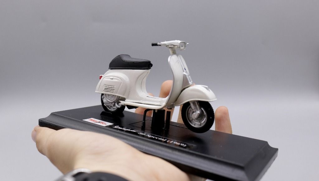  Mô hình xe Vespa 50 special 1969 1:18 Maisto 7070H 