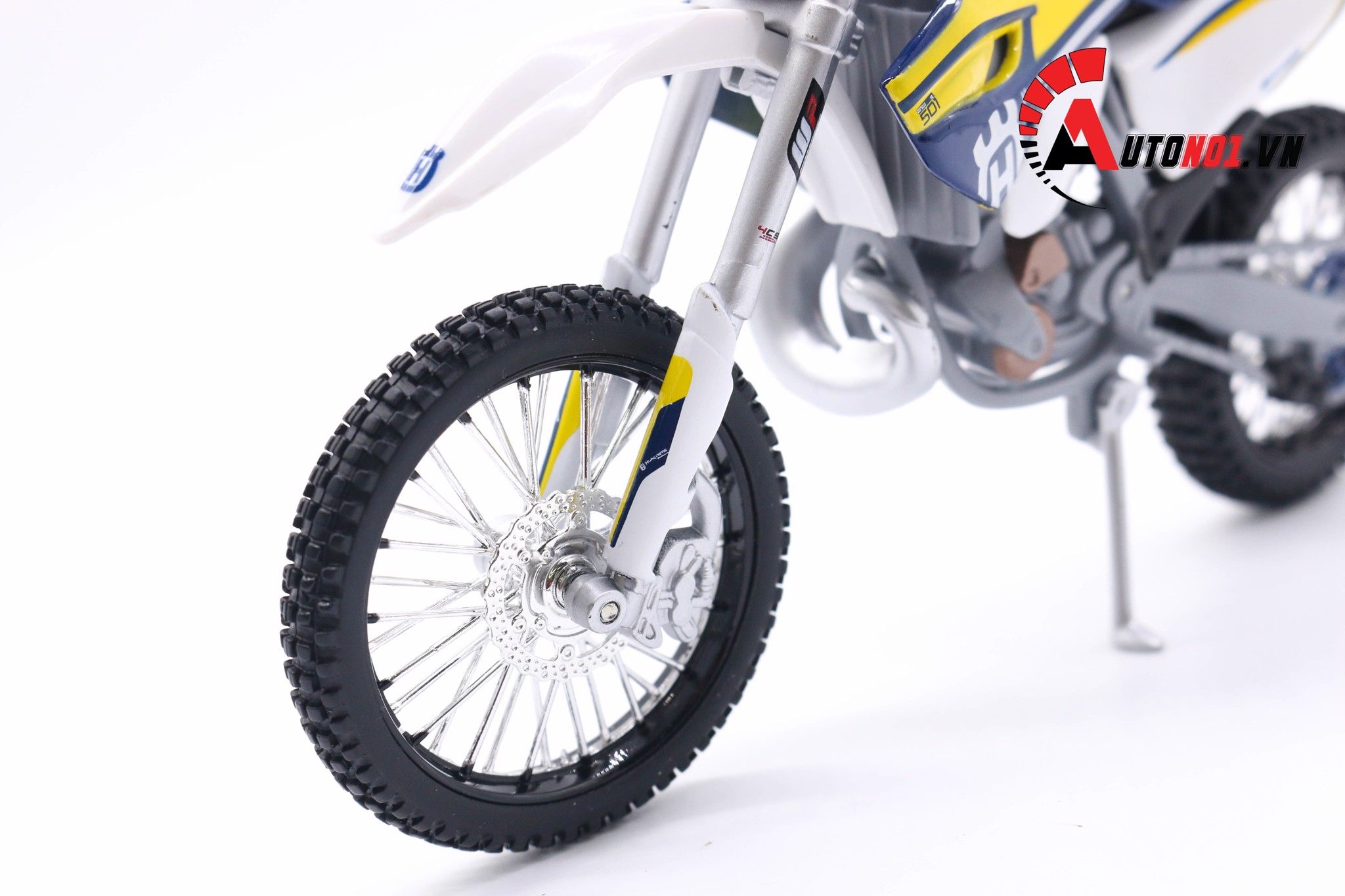 Mô hình xe cào cào Husqvarna fe 501 1:12 Maisto có đế 4831