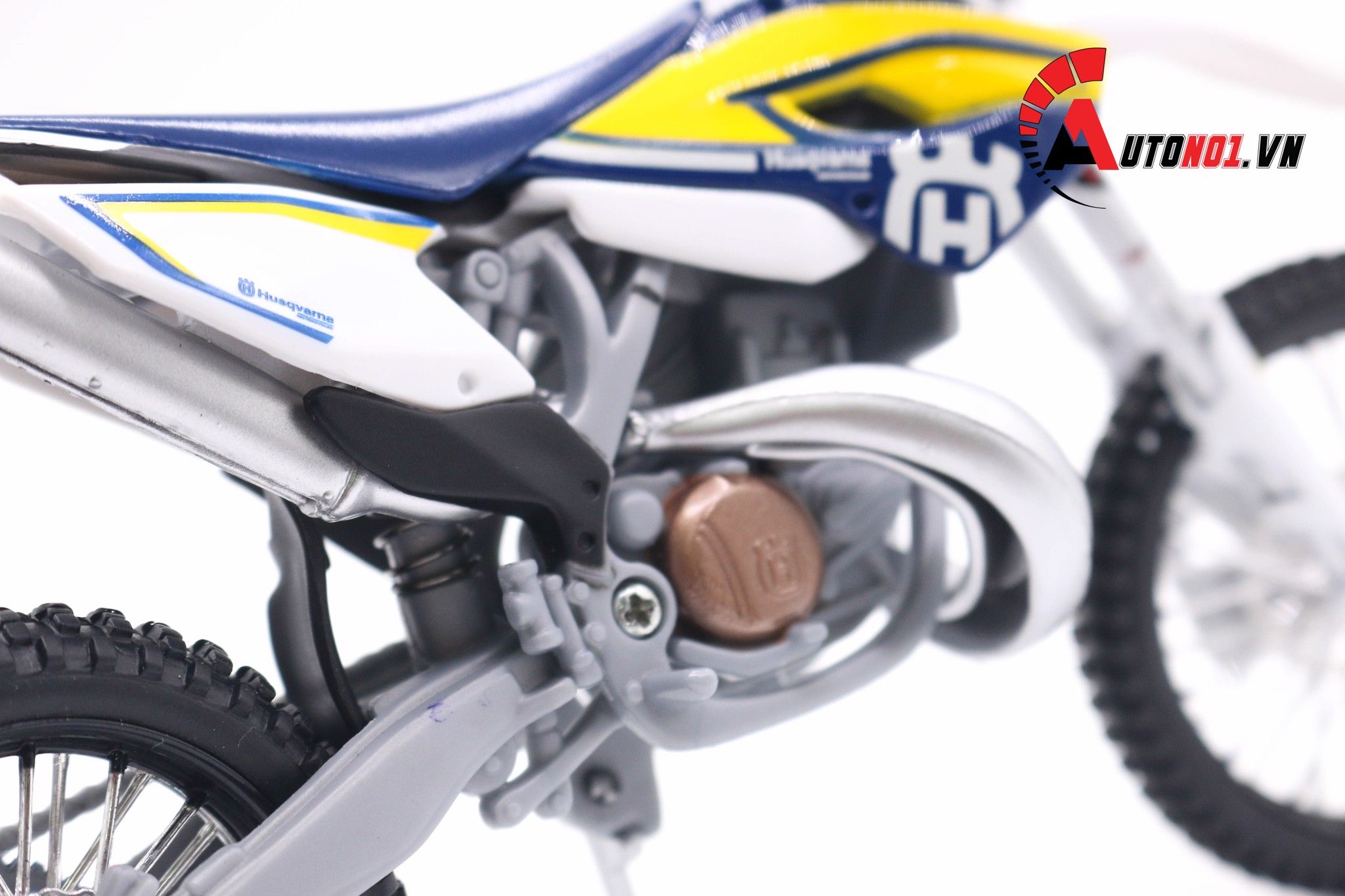  Mô hình xe cào cào Husqvarna fe 501 1:12 Maisto có đế 4831 