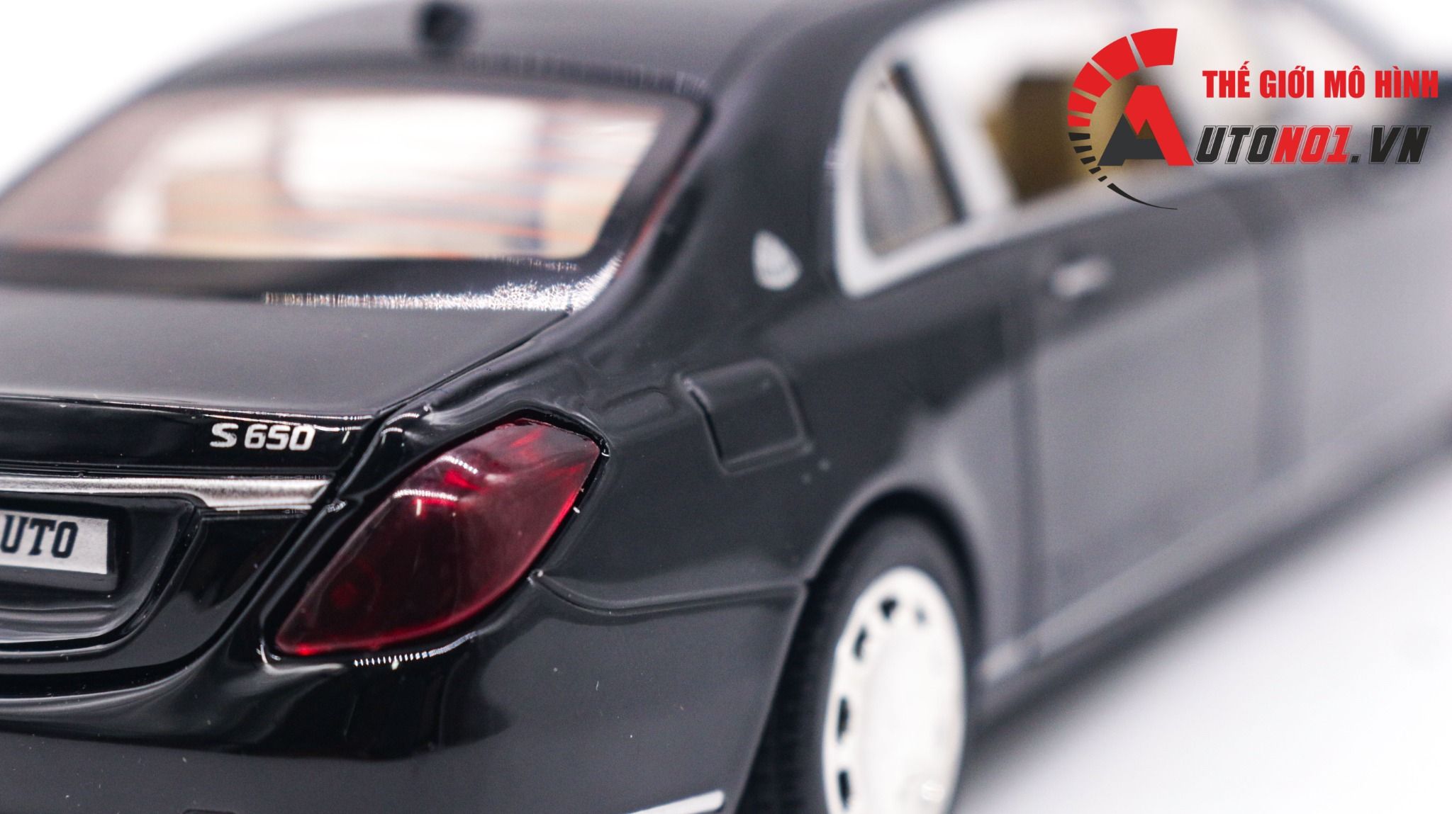 Mô hình xe Mercedes Maybach S600 Pullman tỉ lệ 1:32 Miniauto 3221A 3221B OT279