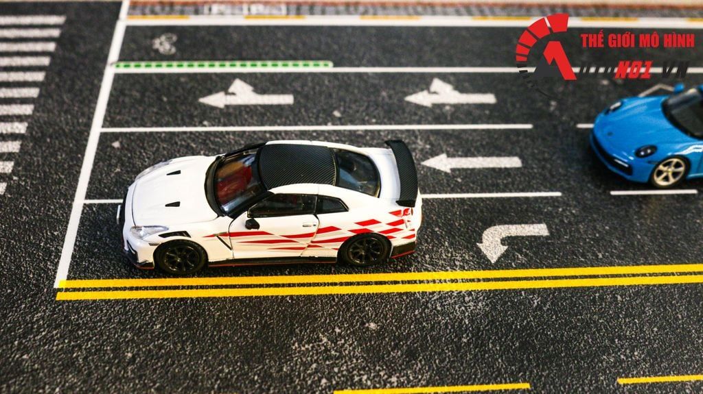 Diorama mặt đường nhiều làn xe, bãi đậu xe in PP cán mờ chống nước bụi bẩn khổ dài kích thước 60x30cm dành cho xe mô hình 1:64 Autono1 DR601