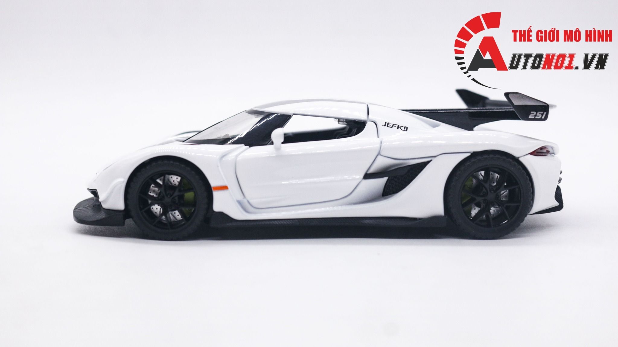 Mô hình xe Koenigsegg Jesko full open có đèn âm thanh tỉ lệ 1:32 Alloy model OT32044