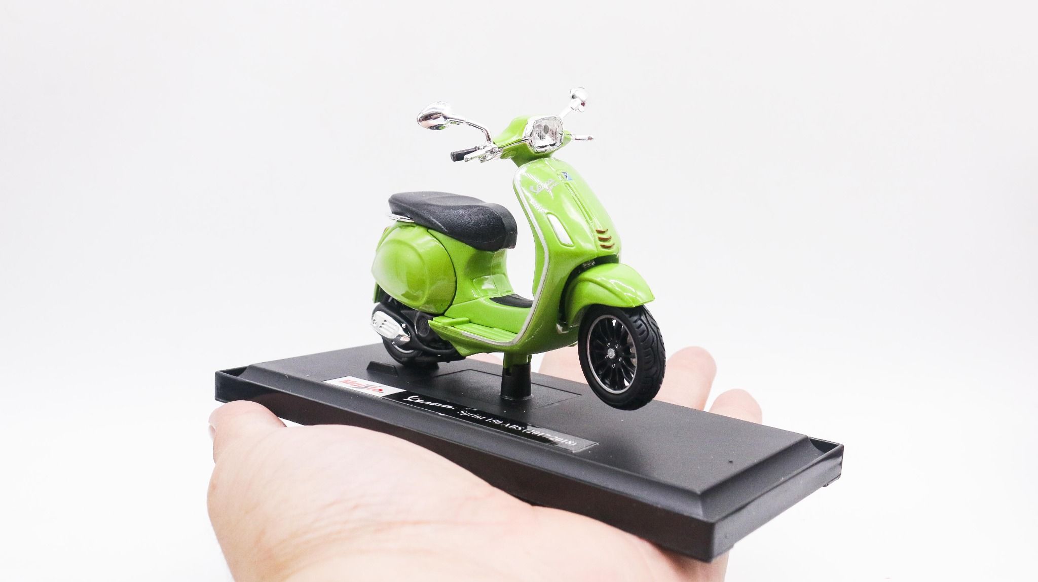 Mô hình xe Vespa sprint 150 abs 2017 green 1:18 Maisto 7070O