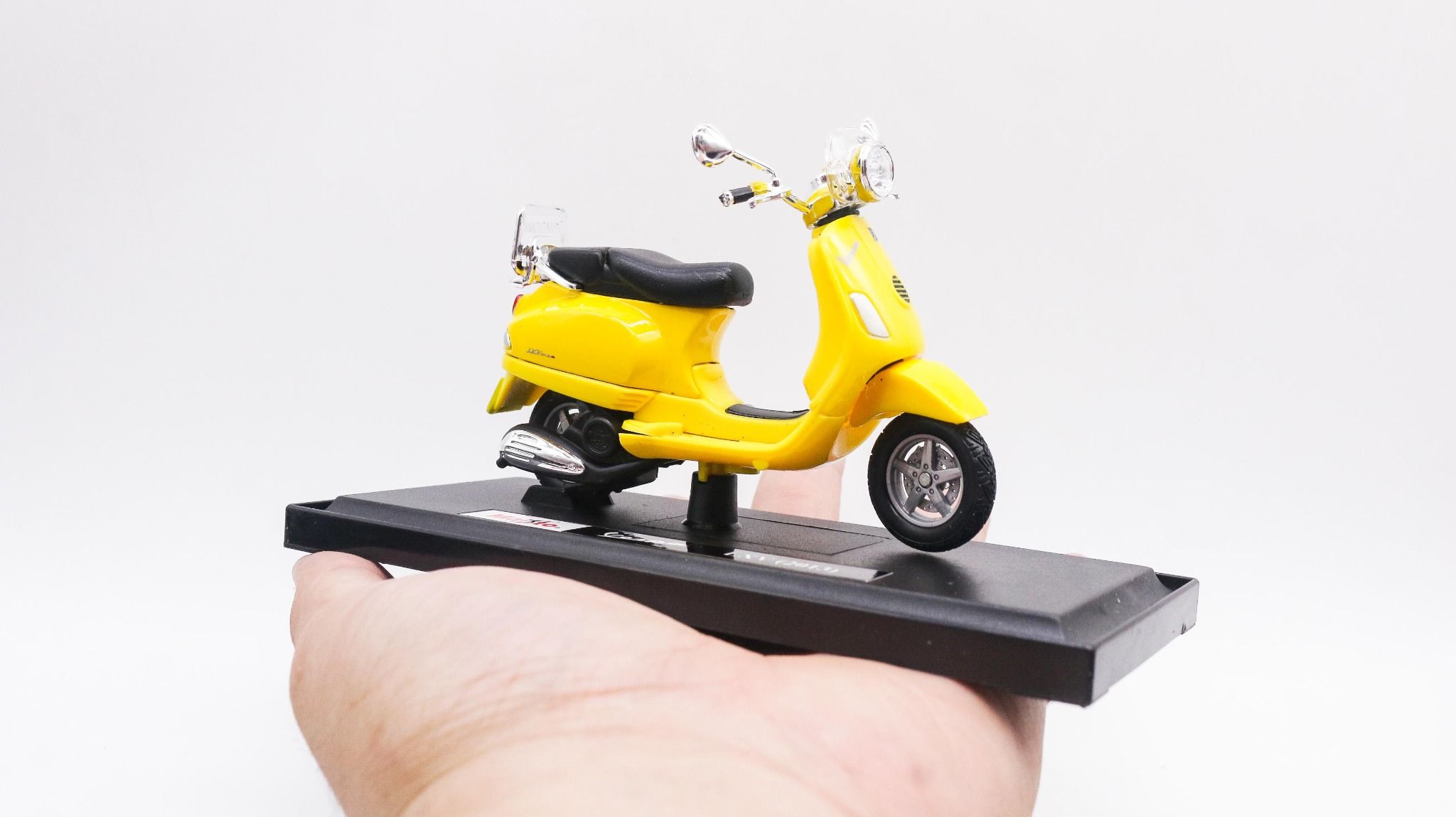  Mô hình xe Vespa lxv 2013 yellow 1:18 Maisto 7070B 