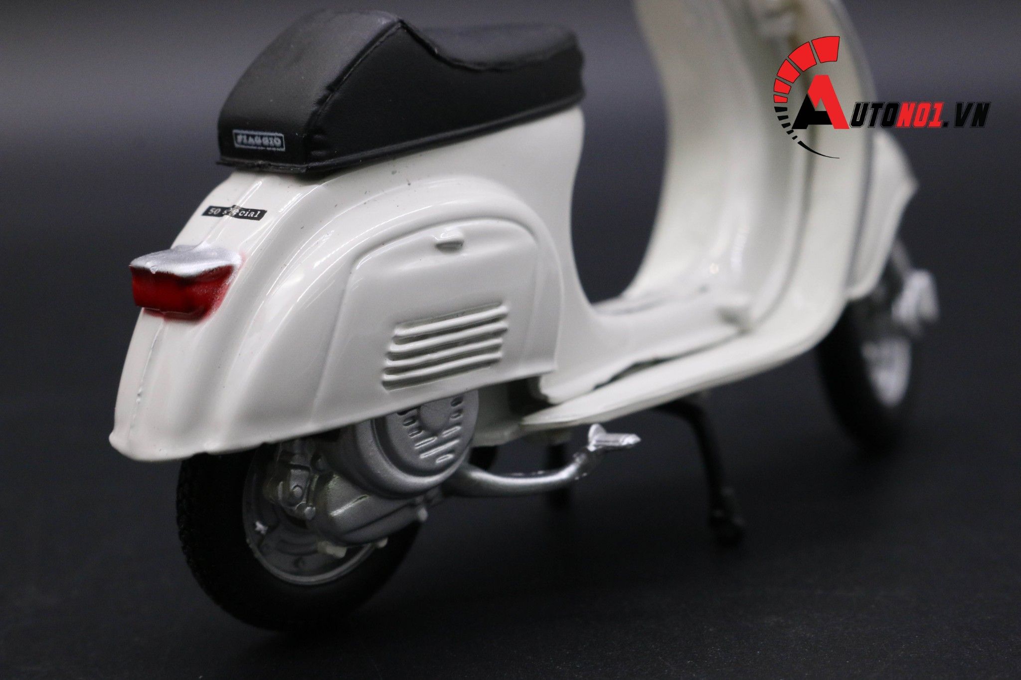  Mô hình xe Vespa 50 special 1969 1:18 Maisto 7070H 