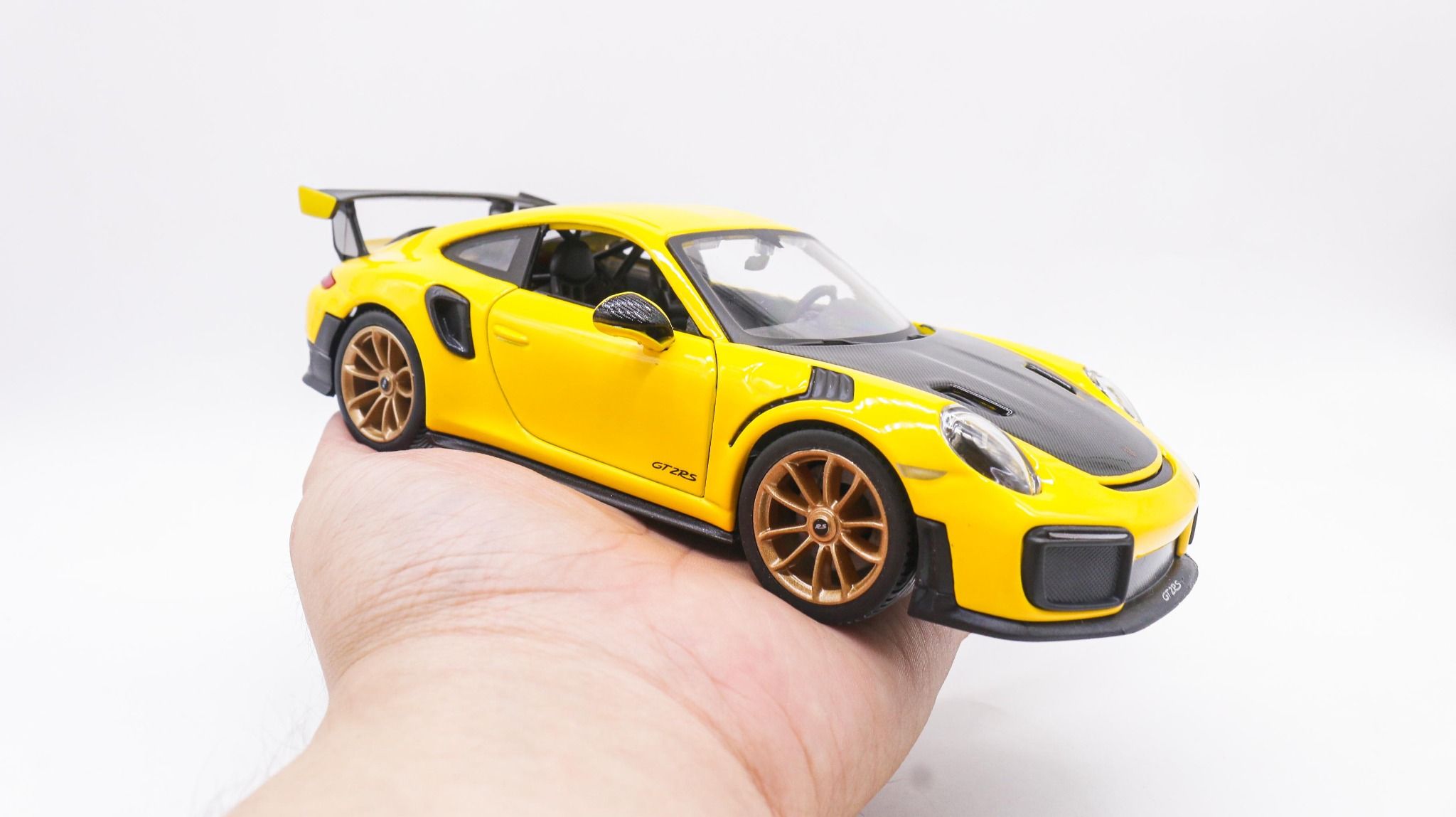 Mô hình xe Porsche 911 Gt2 Rs 2018 Yellow 1:24 Maisto OT617