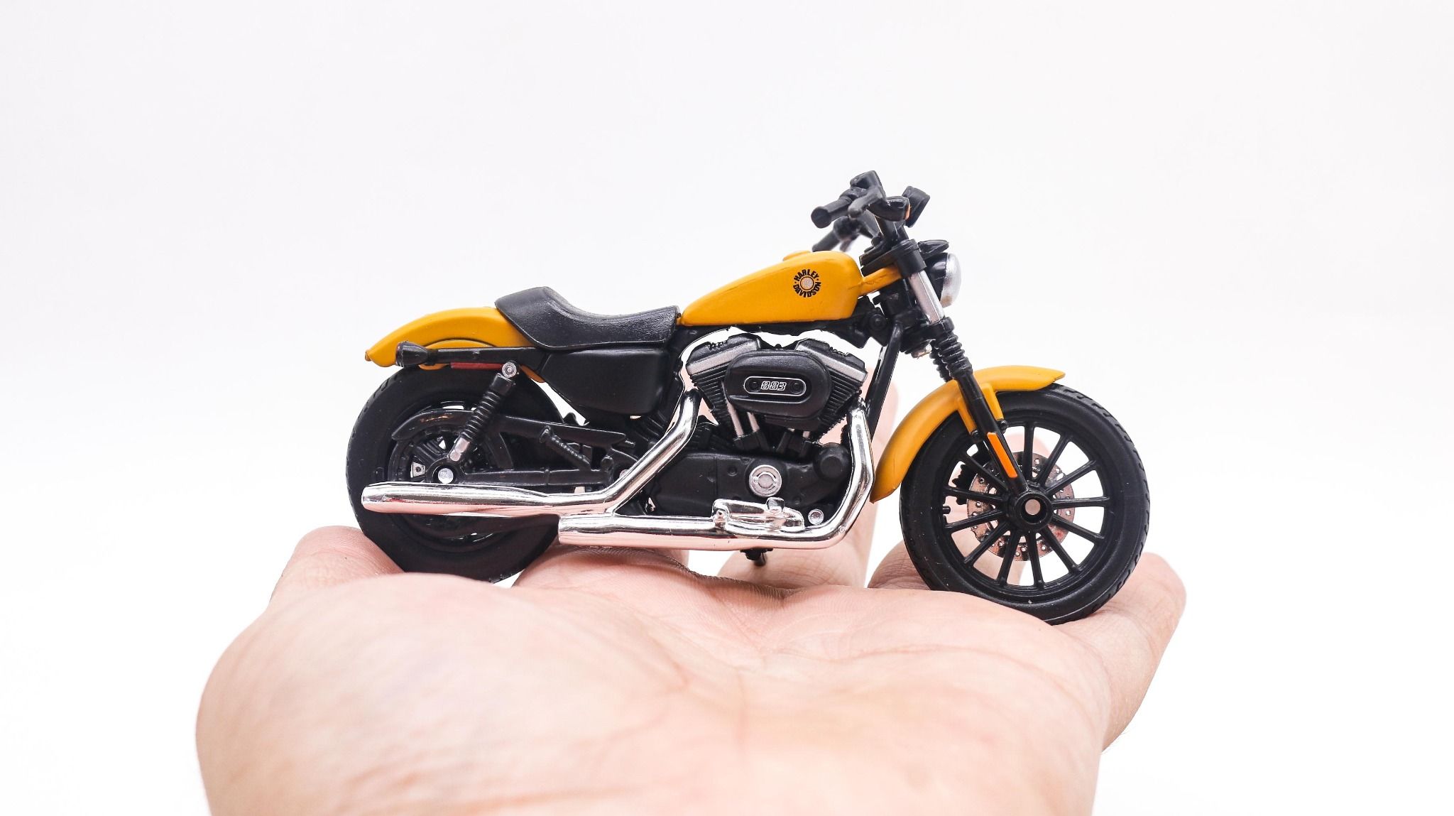 Mô hình xe Harley Davidson sportster iron 883 orange 1:18 Maisto 7373B
