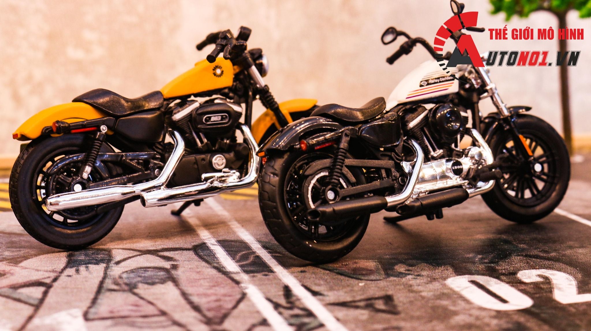 Mô hình xe Harley Davidson sportster iron 883 orange 1:18 Maisto 7373B