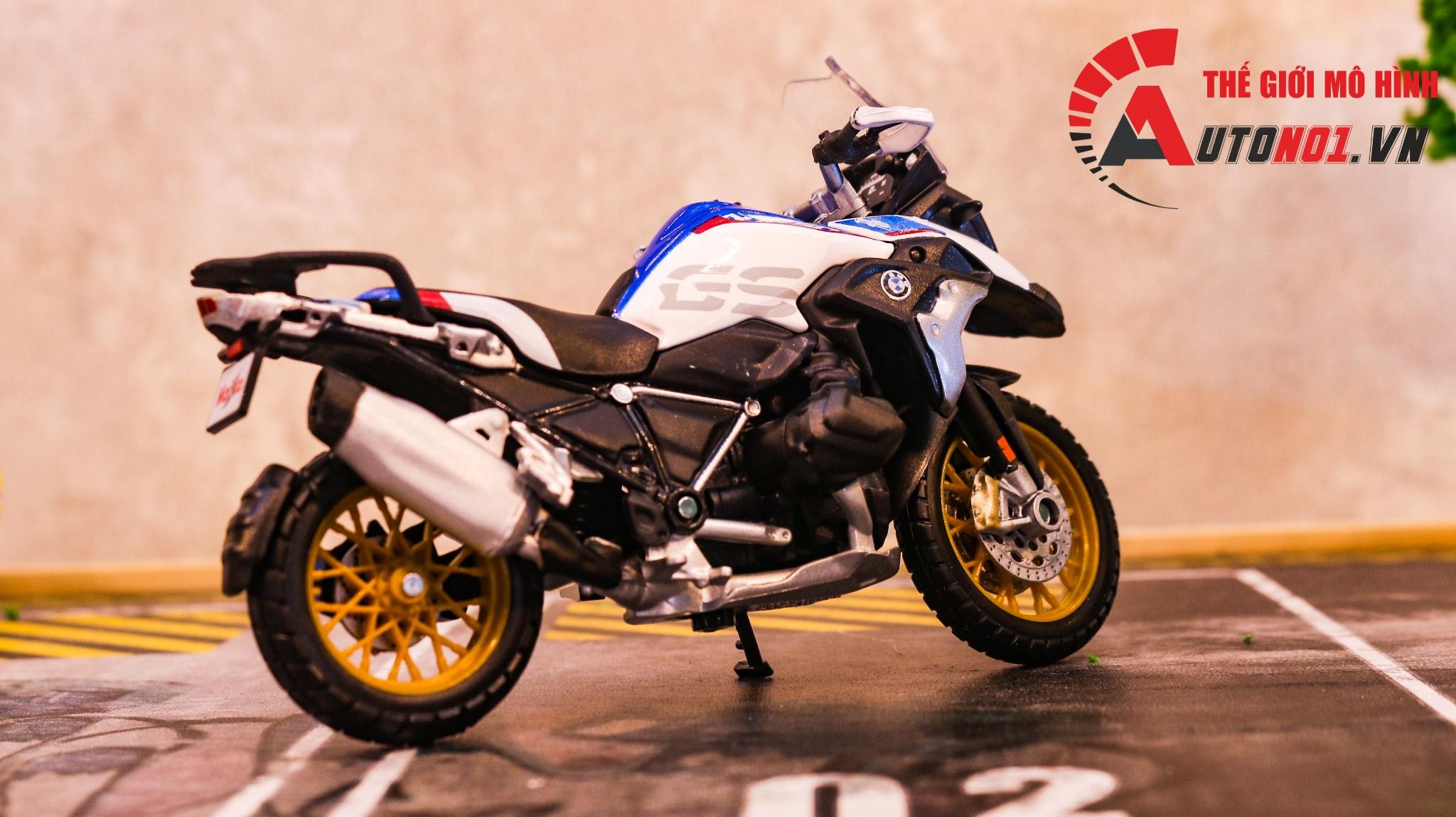 Mô hình xe Bmw R1250 gs white 1:18 Maisto 8009
