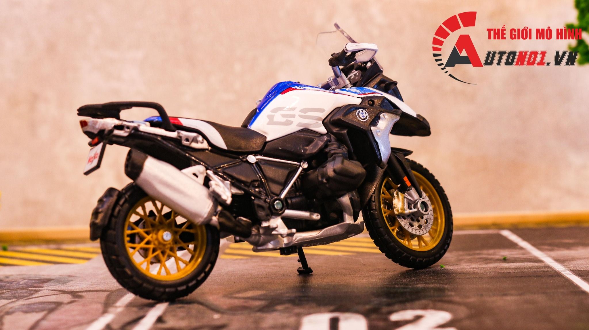  Mô hình xe Bmw R1250 gs white 1:18 Maisto 8009 