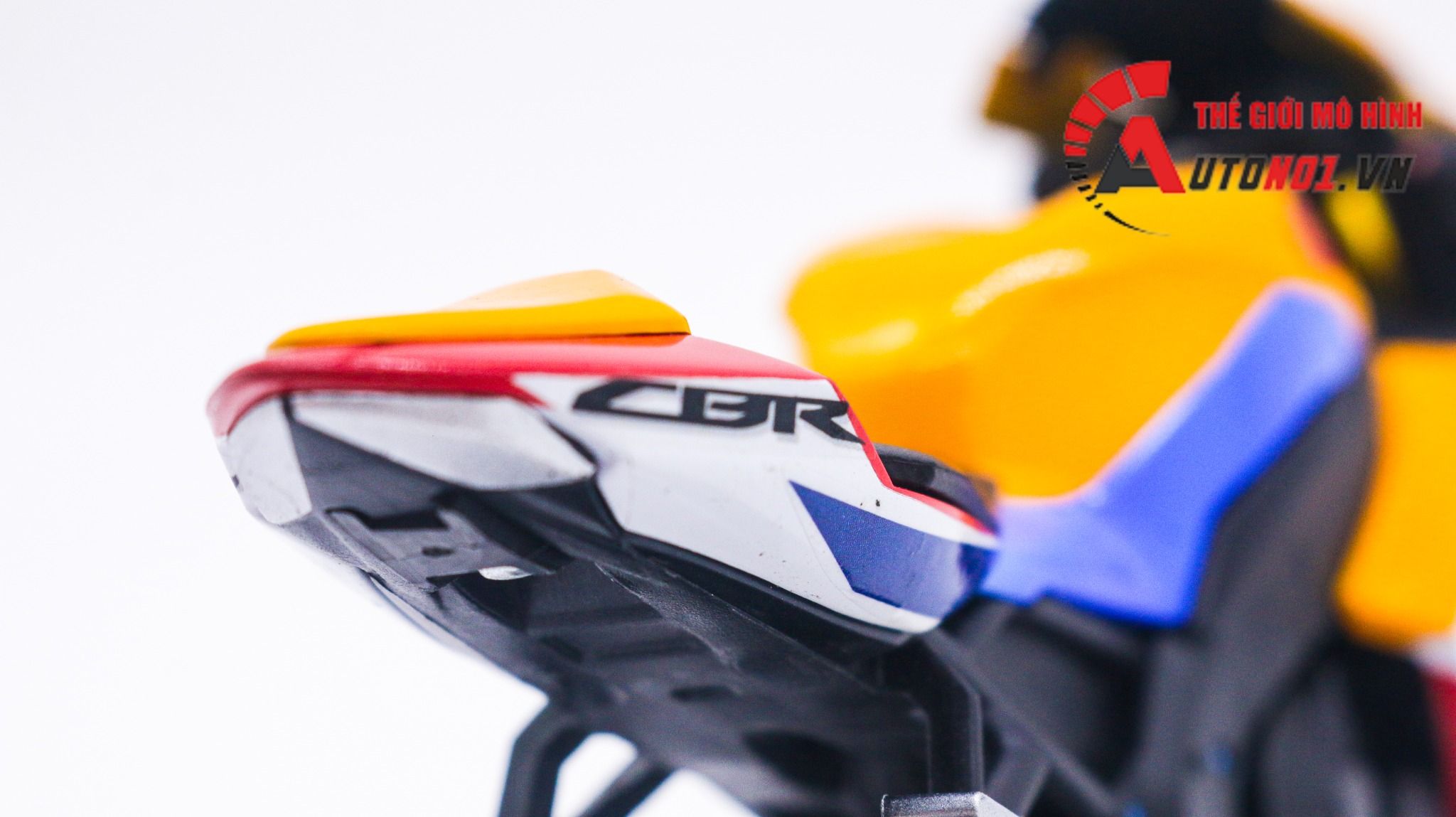 Mô hình xe độ Honda CBR1000RR custom Repsol độ pô akrapovic tỉ lệ 1:12 Autono1 D241D