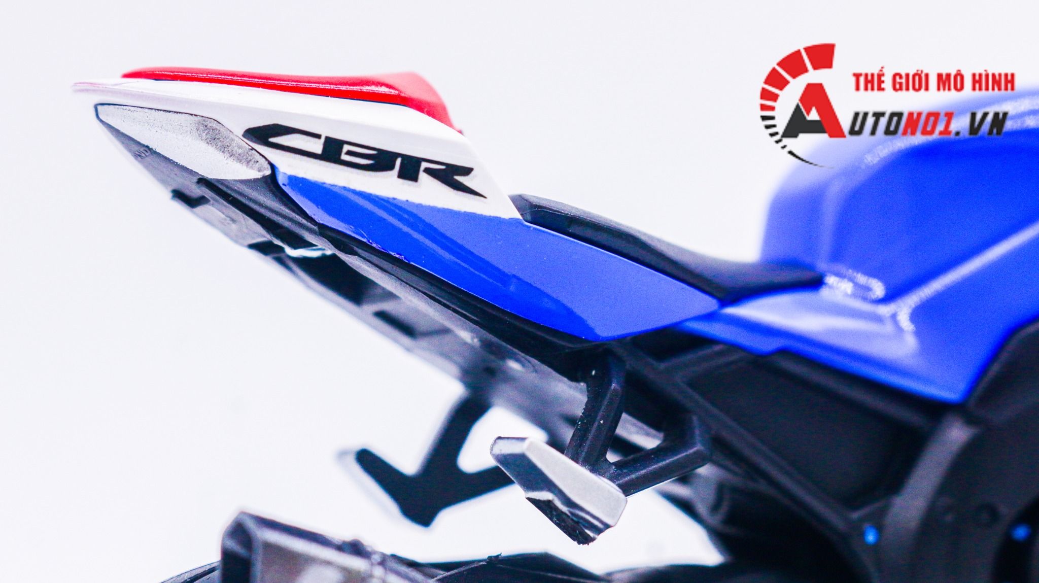 Mô hình xe độ Honda CBR1000RR custom Redbull độ pô akrapovic tỉ lệ 1:12 Autono1 D241C