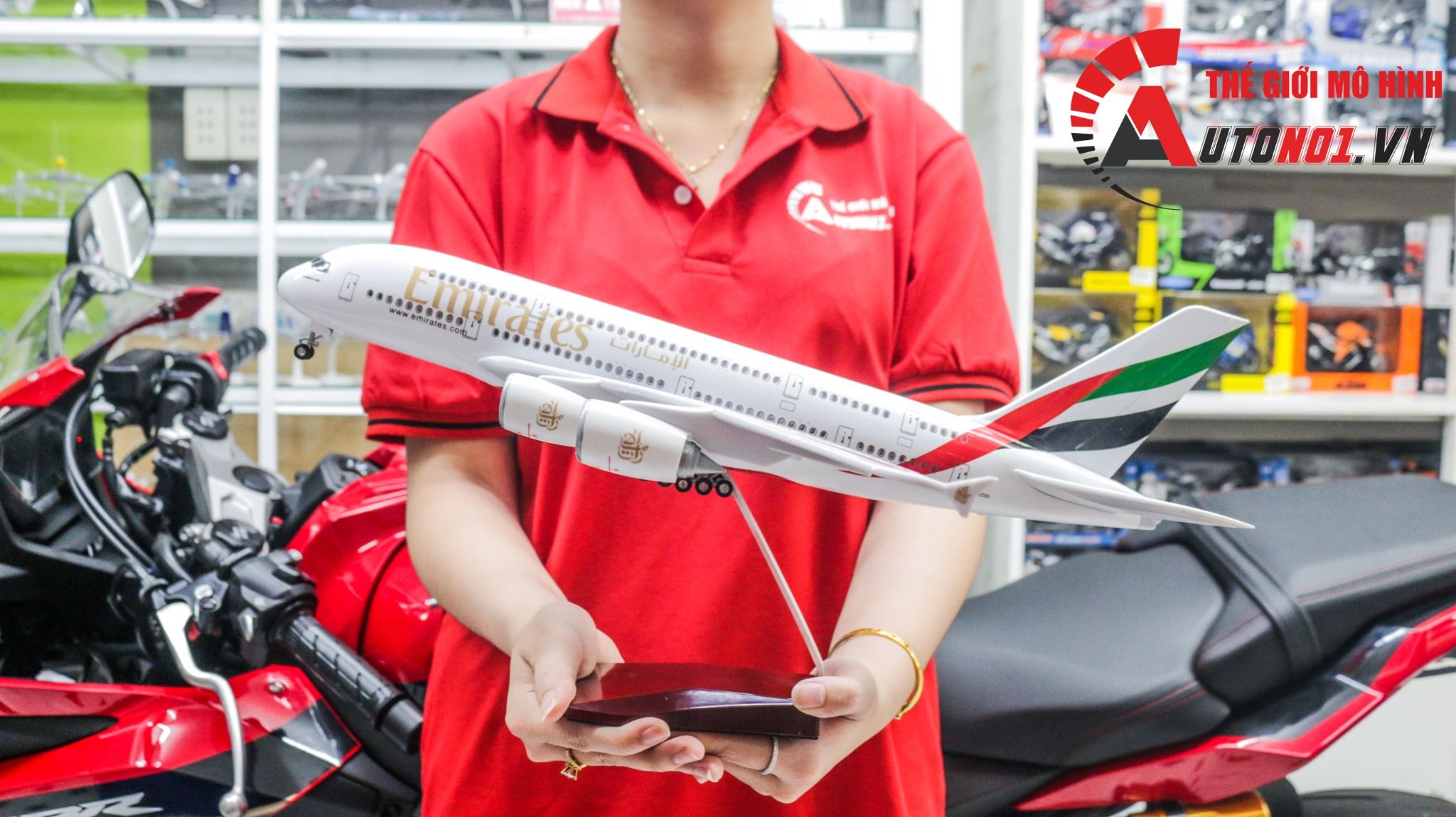 Mô hình máy bay Emirates Airbus A380 47cm có đèn led tự động theo tiếng vỗ tay hoặc chạm MB47044